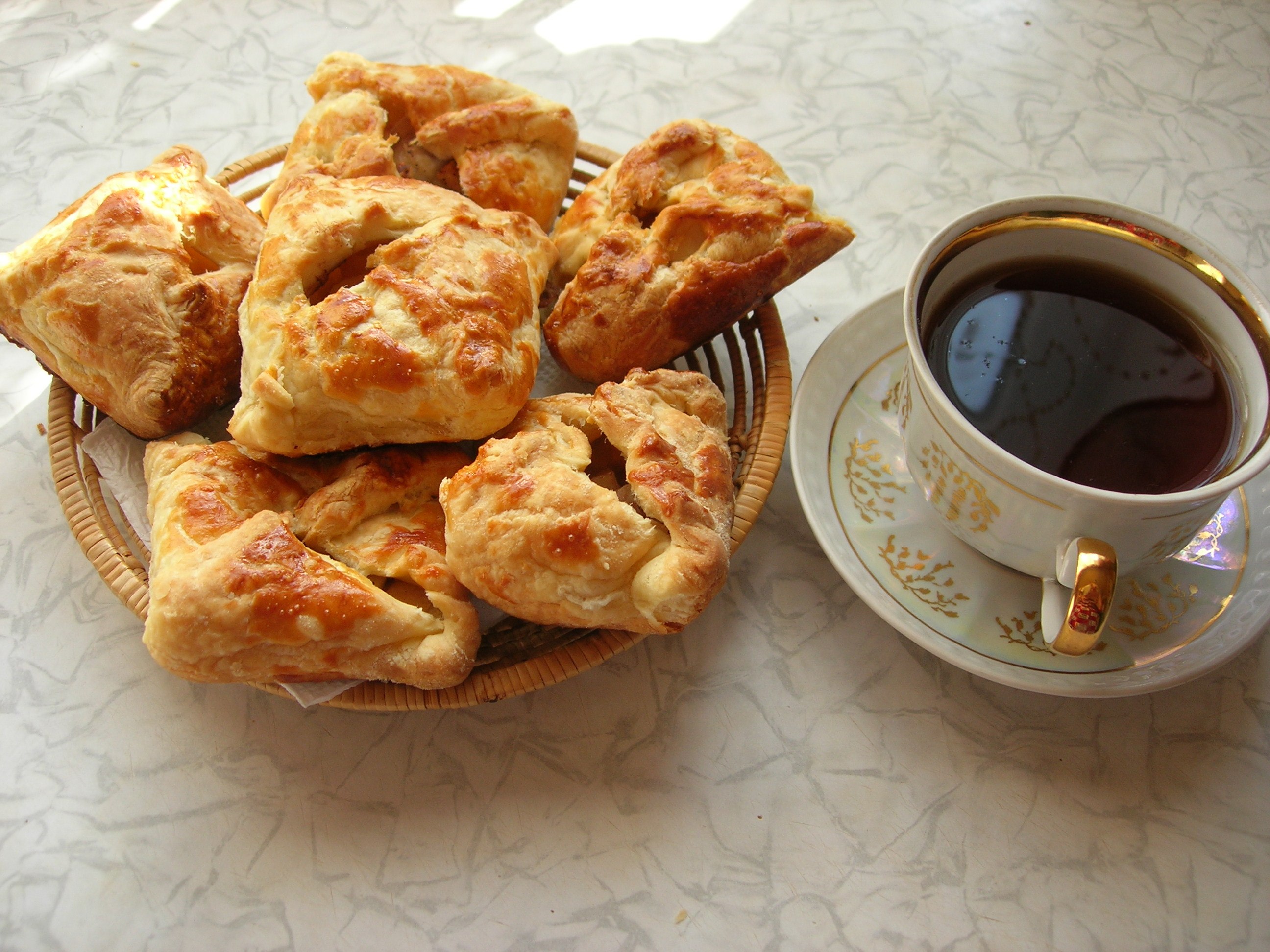 Слоеные пирожки с яблоками. Эклсская слойка. Пирожки из слоёного теста с яблоками. Слойка с яблоками из слоеного теста.