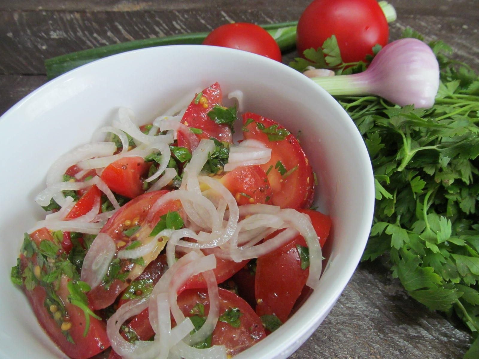 Салат помидоры с луком
