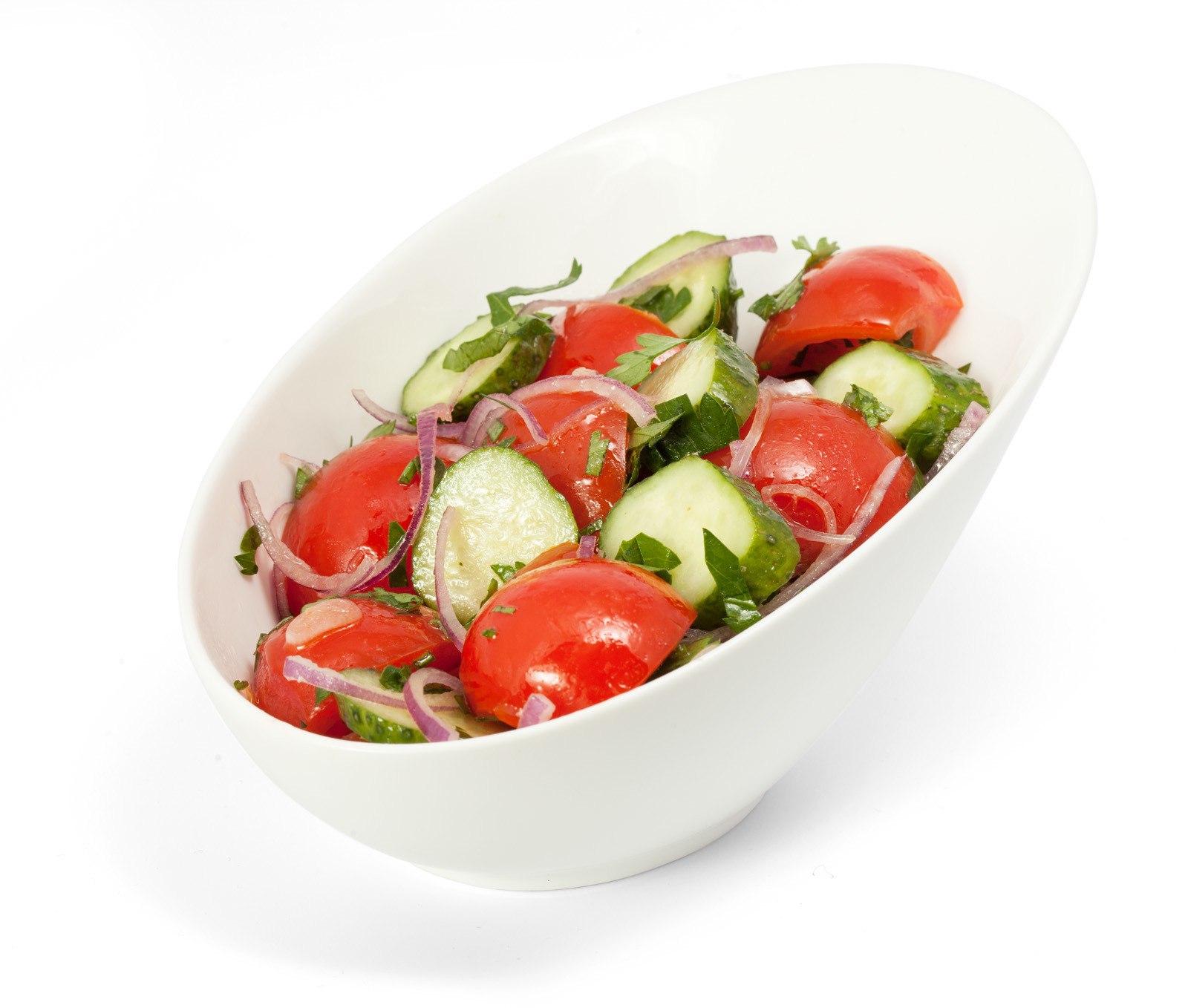 Овощной салат огурцы помидоры лук. Овощной салат. Салат свежий. Овощной салат на белом фоне. Салат овощной с маслом.