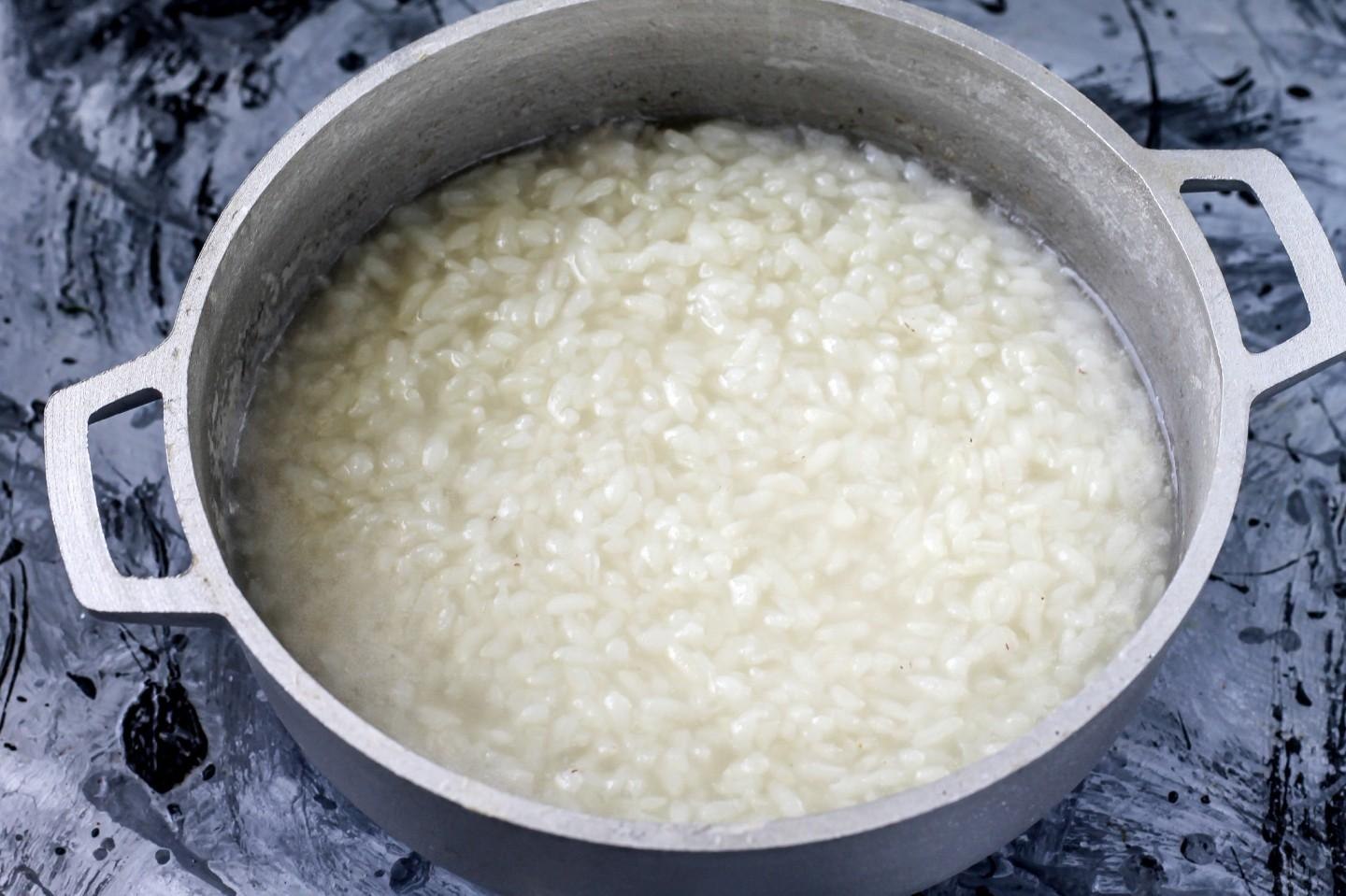 Кипящий рис. Рисовая каша на воде. Рис для каши. Рис в кастрюле. Рис на молоке.