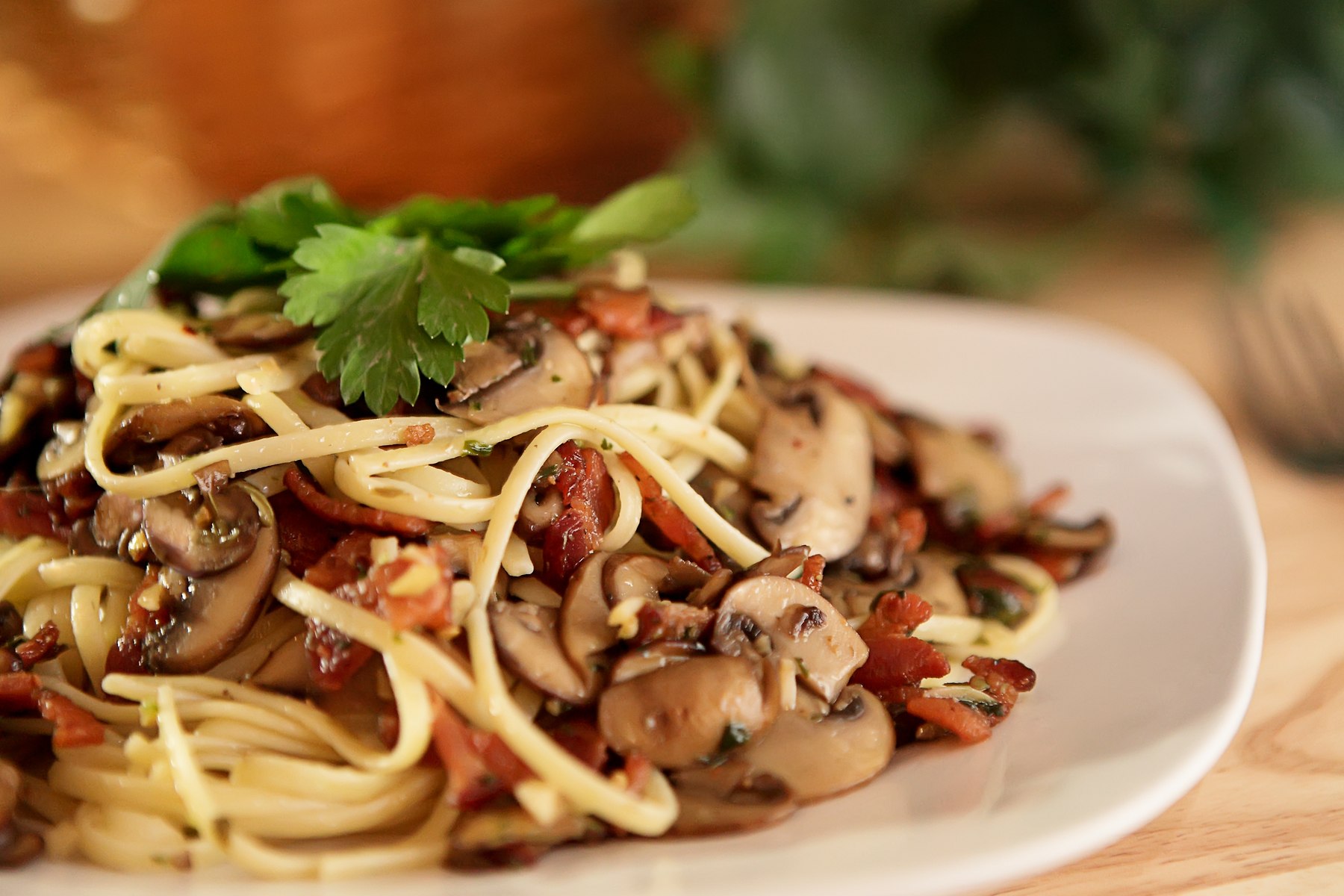 Как готовить пасту с грибами. Спагетти с грибами и помидорами. Спагетти с шампиньонами. Спагетти с овощами и грибами. Спагетти с грибами в томатном соусе.