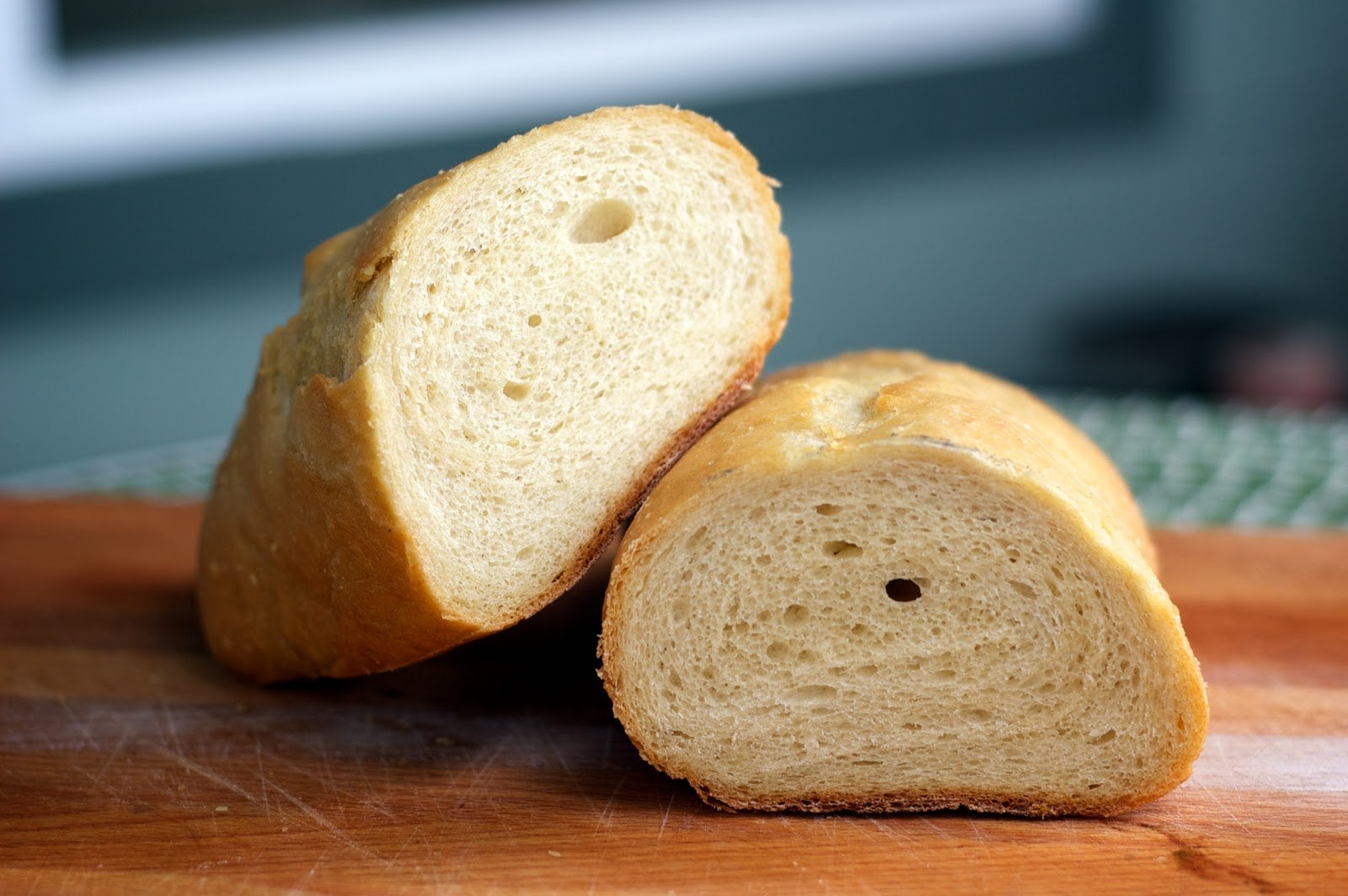 Самодельный хлеб. Батон хлеба. Хлеб на кефире. Кефир и батон. Багет с кефиром.