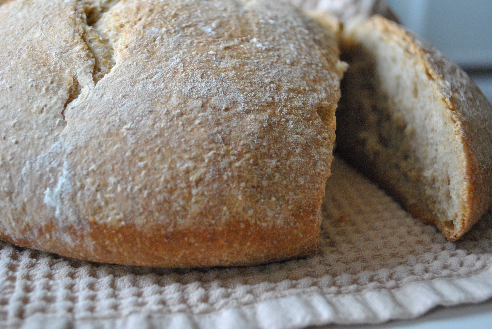 Ржаной белорусский закисной хлеб. Пирожки из ржаной муки на дрожжах. Хлеб на кефире. Турецкий хлеб. Ржаной хлеб на кефире рецепт