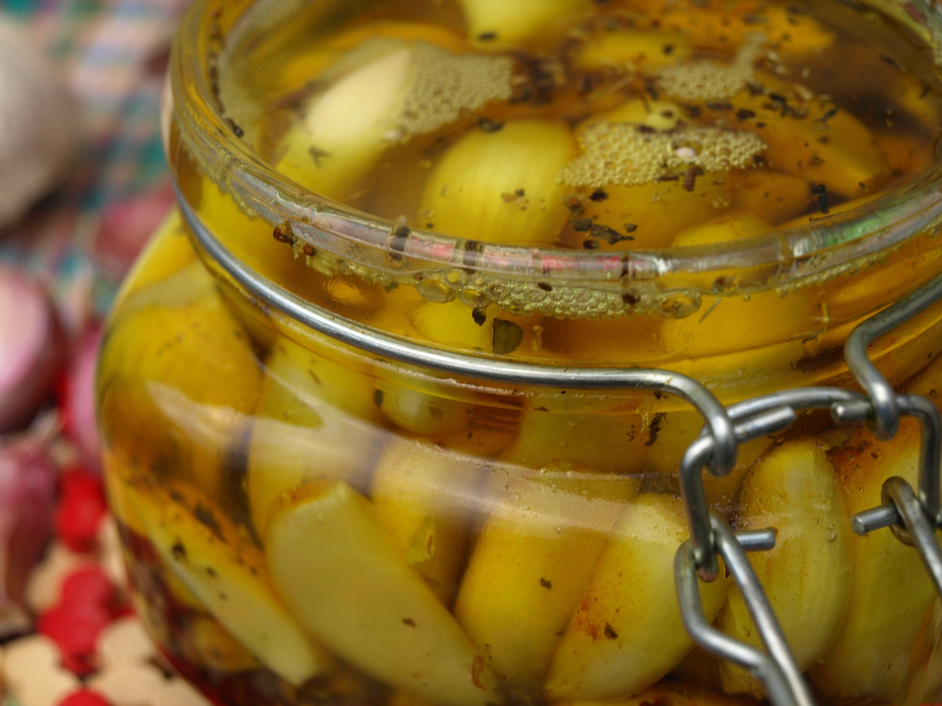 Мариновать чеснок головками на зиму в банках. Маринованный чеснок зубчиками. Маринованный чеснок в банке. Чеснок в масле на зиму с лимоном. Маринованный чеснок головками.