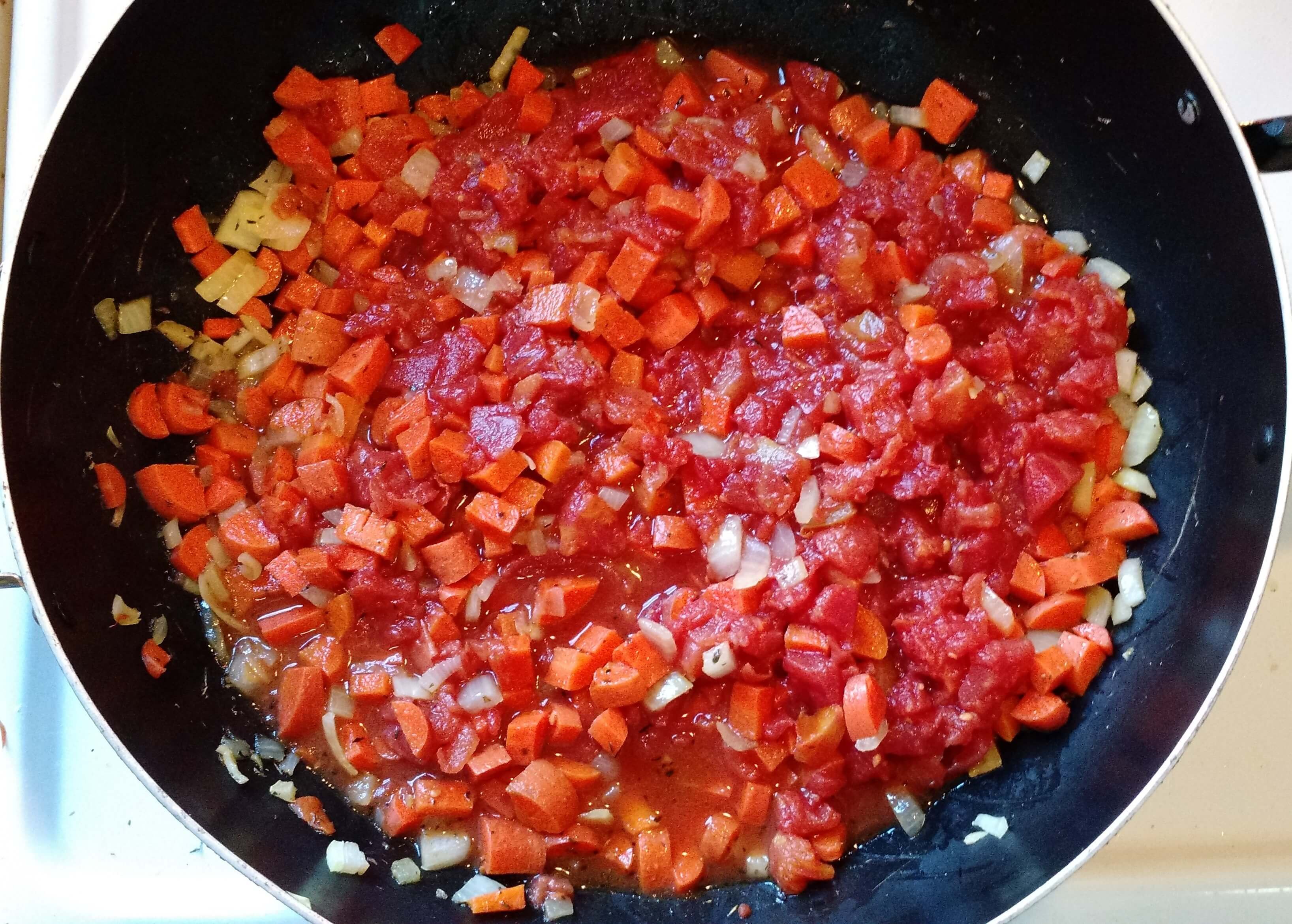 Овощи с томатной пастой на сковороде. Пассировка овощей для борща. Зажарка из овощей. Зажарку для борща. Борщ овощи кубиками.