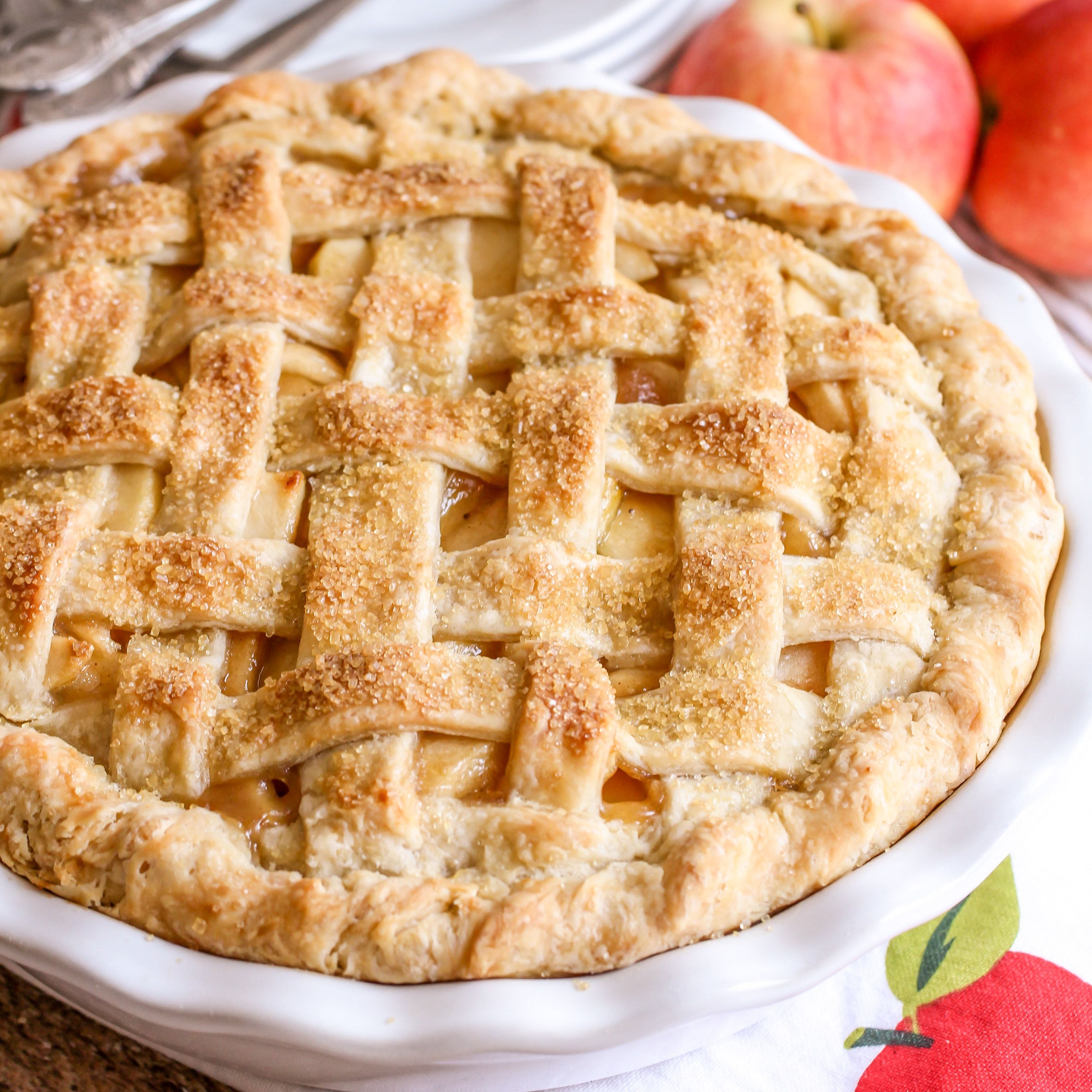 Тесто для пирога с яблоками. Apple pie (яблочный пирог). Шарлотка американский пирог. Американский яблочный пирог. Яблочный пирог в Америке.