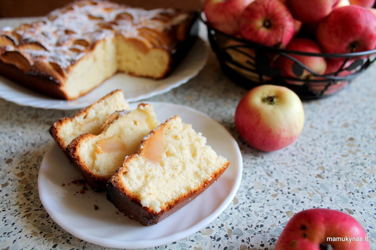 Бисквитный пирог с яблоками вес