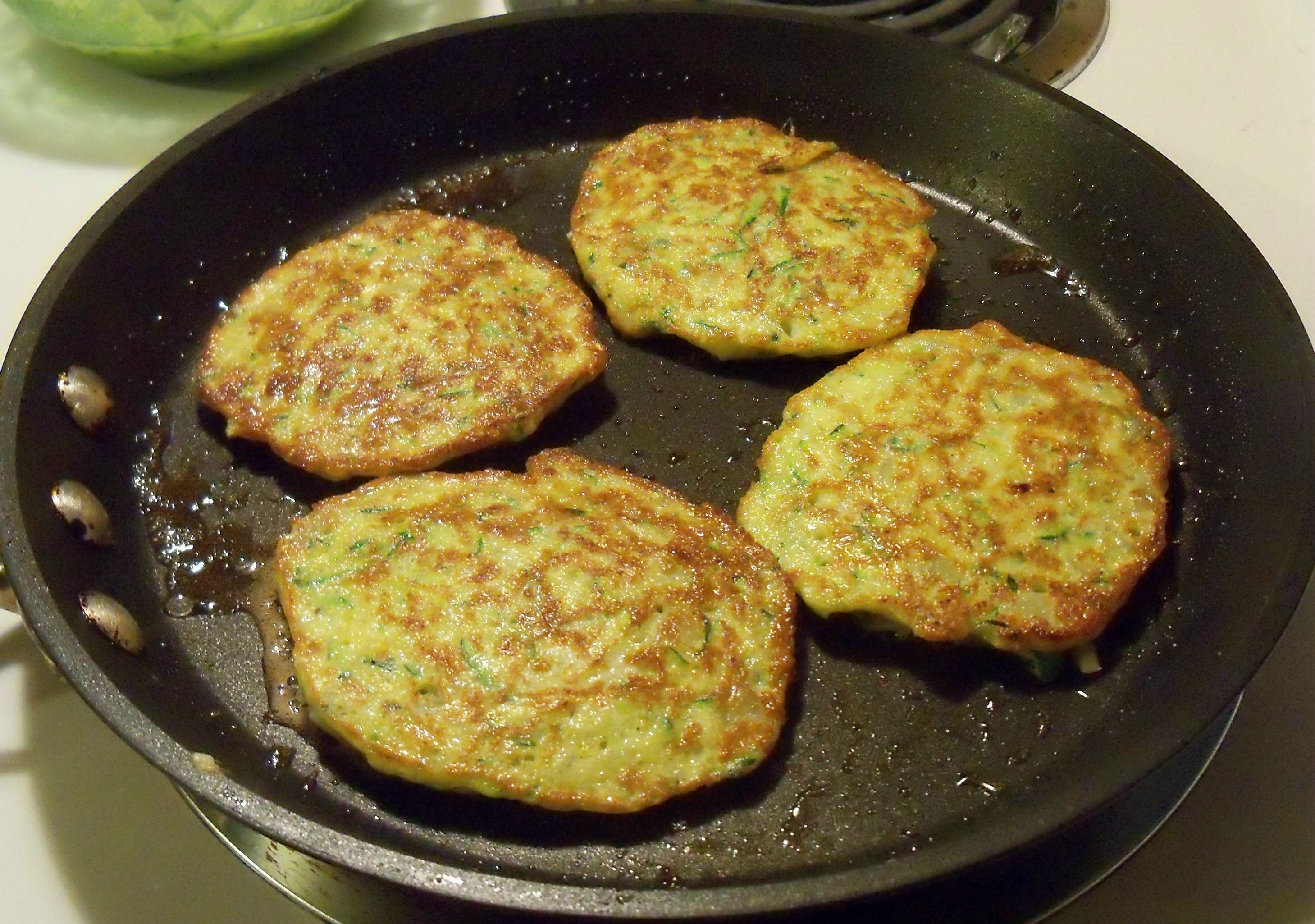 Оладьи из кабачков вкусно просто. Кабачковые оладьи на сковороде. Оладьи из кабачков на сковороде. Вкусные оладьи из кабачков на сковороде. Оладьи из кабачков на СК.