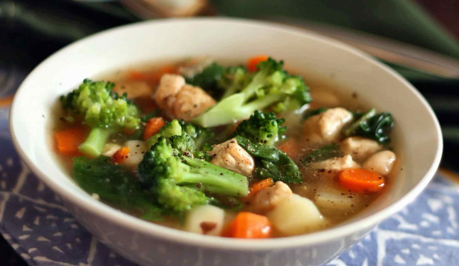 Суп с курицей и овощами. Овощной суп с брокколи. Для супа. Куриный суп с овощами. Овощи для супа.