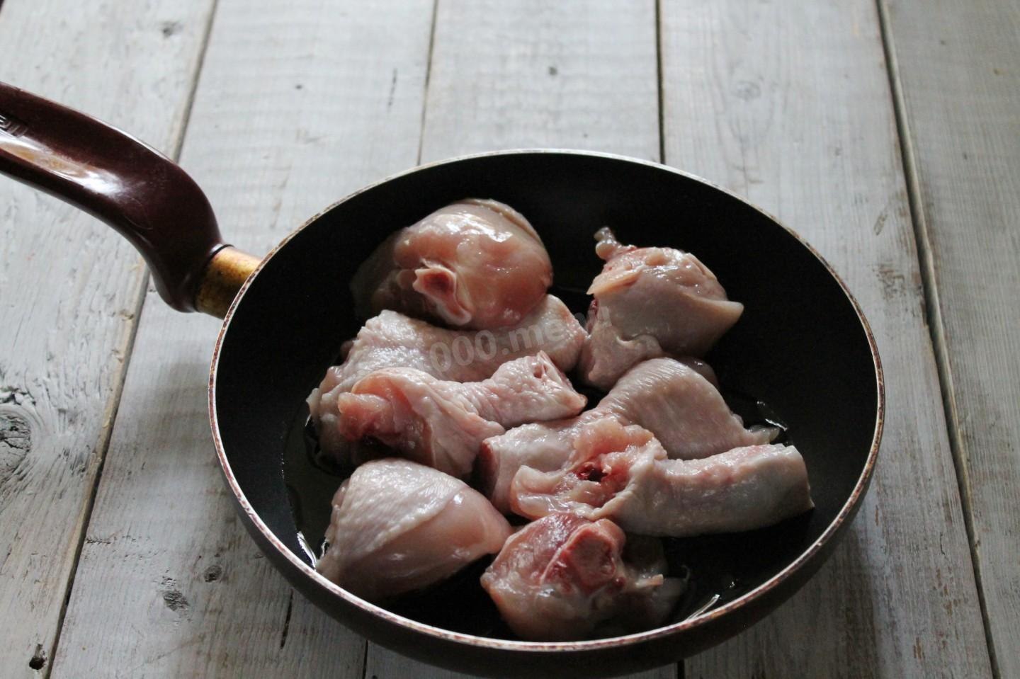 Потушить курицу с луком