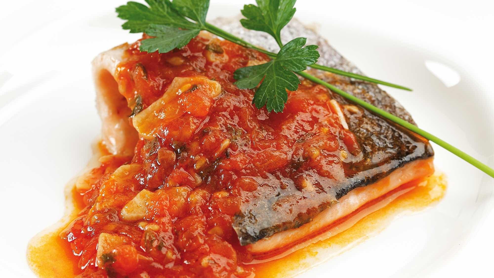 Рыба с овощами в томатном соусе. Рыба в томатном маринаде. Соус для рыбы. Рыба под маринадом. Треска в томате.