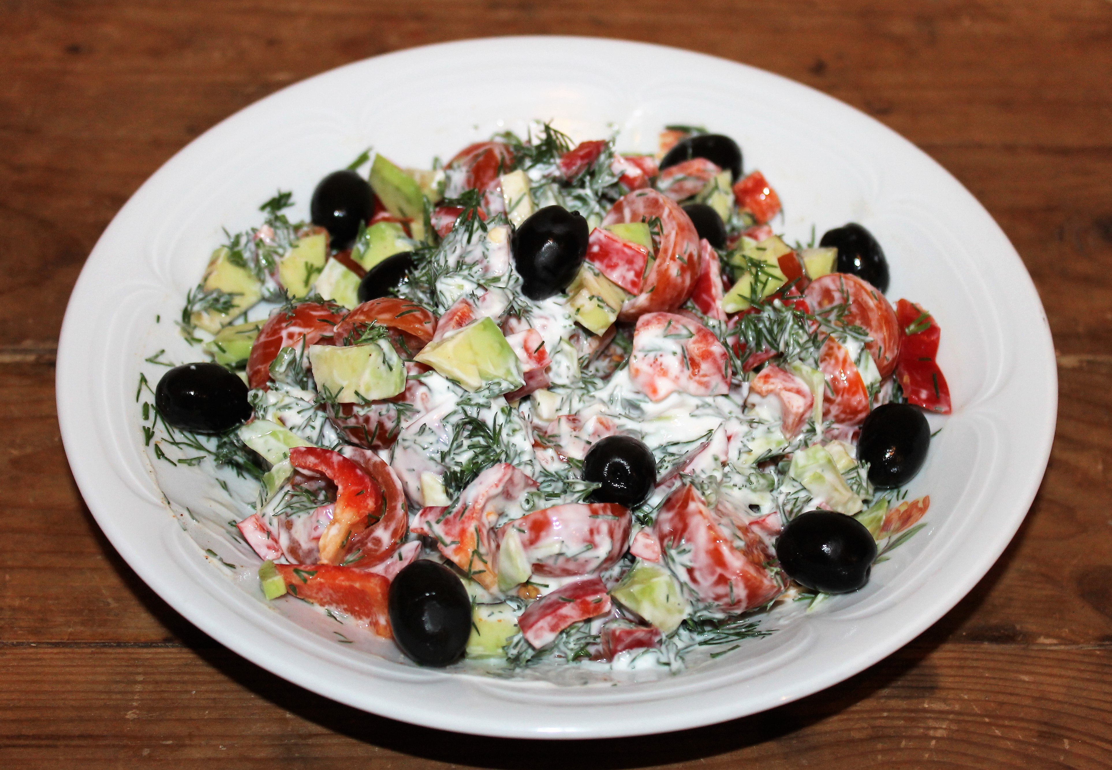Салаты с оливками рецепты простые. Салат с маслинами и сыром и помидорами. Салат с оливками и сыром и помидорами. Салат с маслинами и сыром. Греческий салат.
