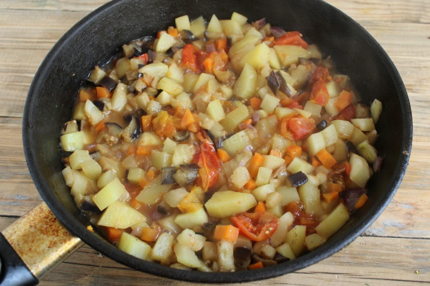 Баклажаны кабачки тушеные с овощами на сковороде. Овощи тушеные на сковороде. Тушёнка с овощами на сковороде. Овощное рагу с кабачком пошагово. Тушеные овощи с яйцом на сковороде.