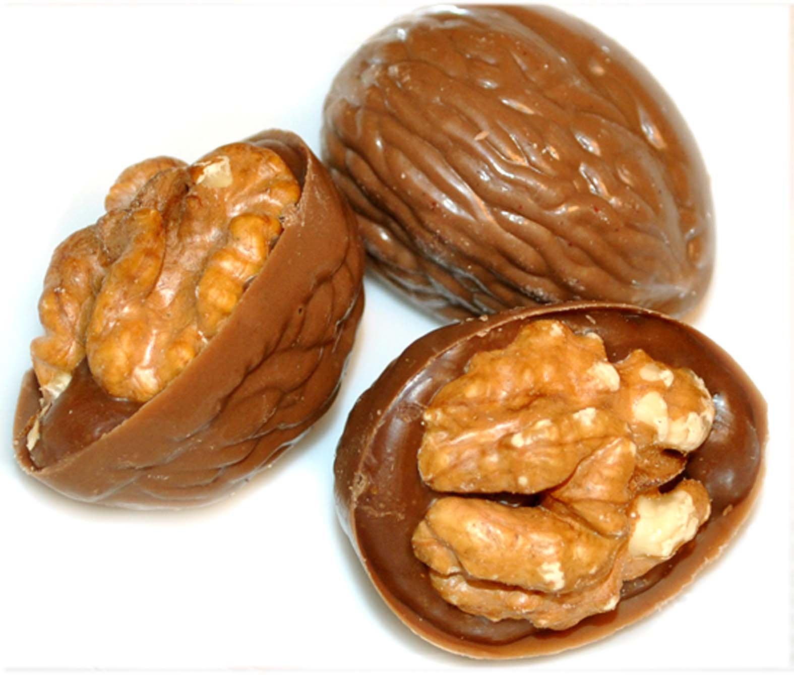 Шоколадная шишка с орехами и медом