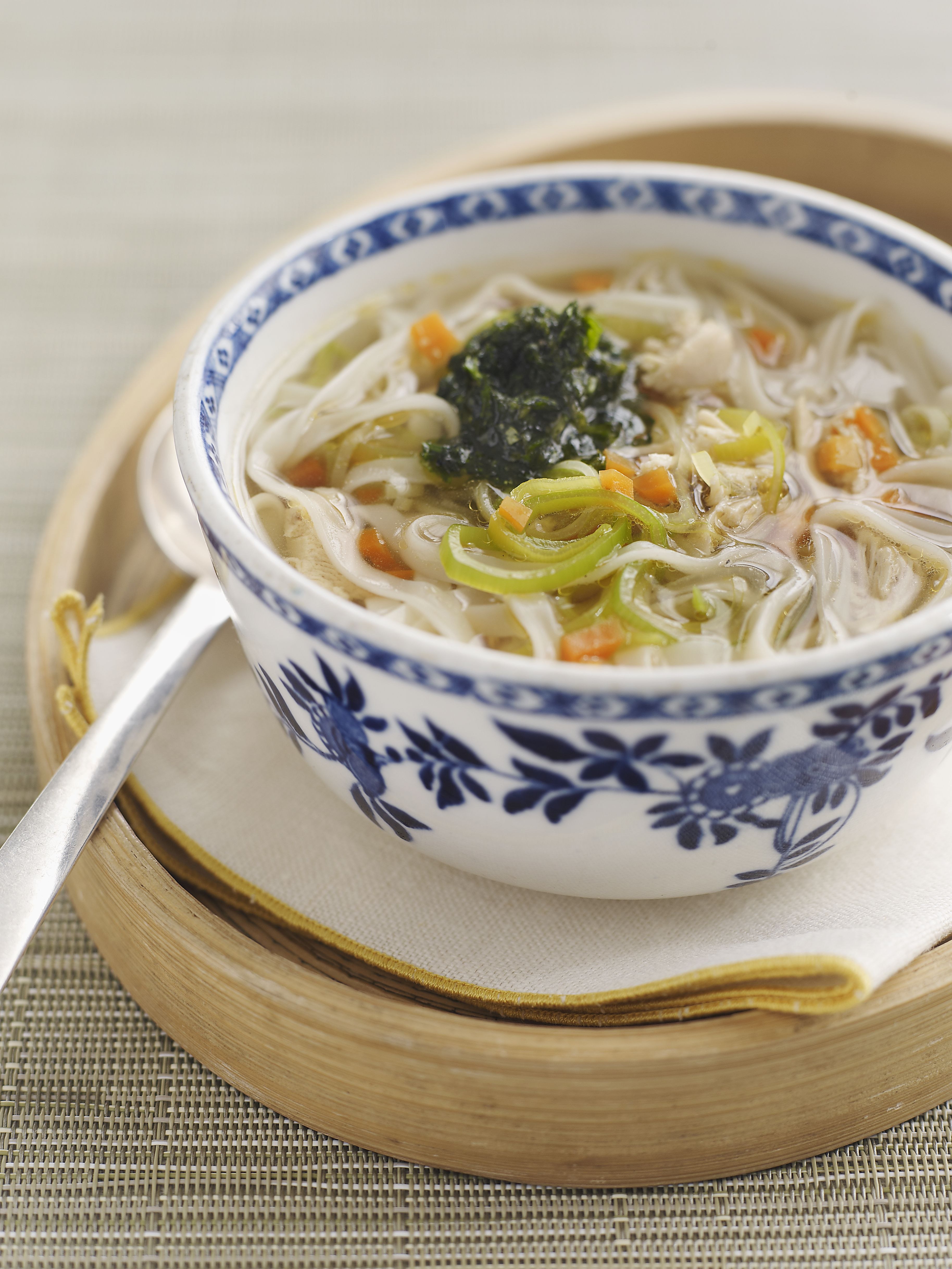 Восточный суп с лапшой. Суп лапша. Китайский суп. Китайский суп с лапшой. Китайский куриный суп с лапшой.