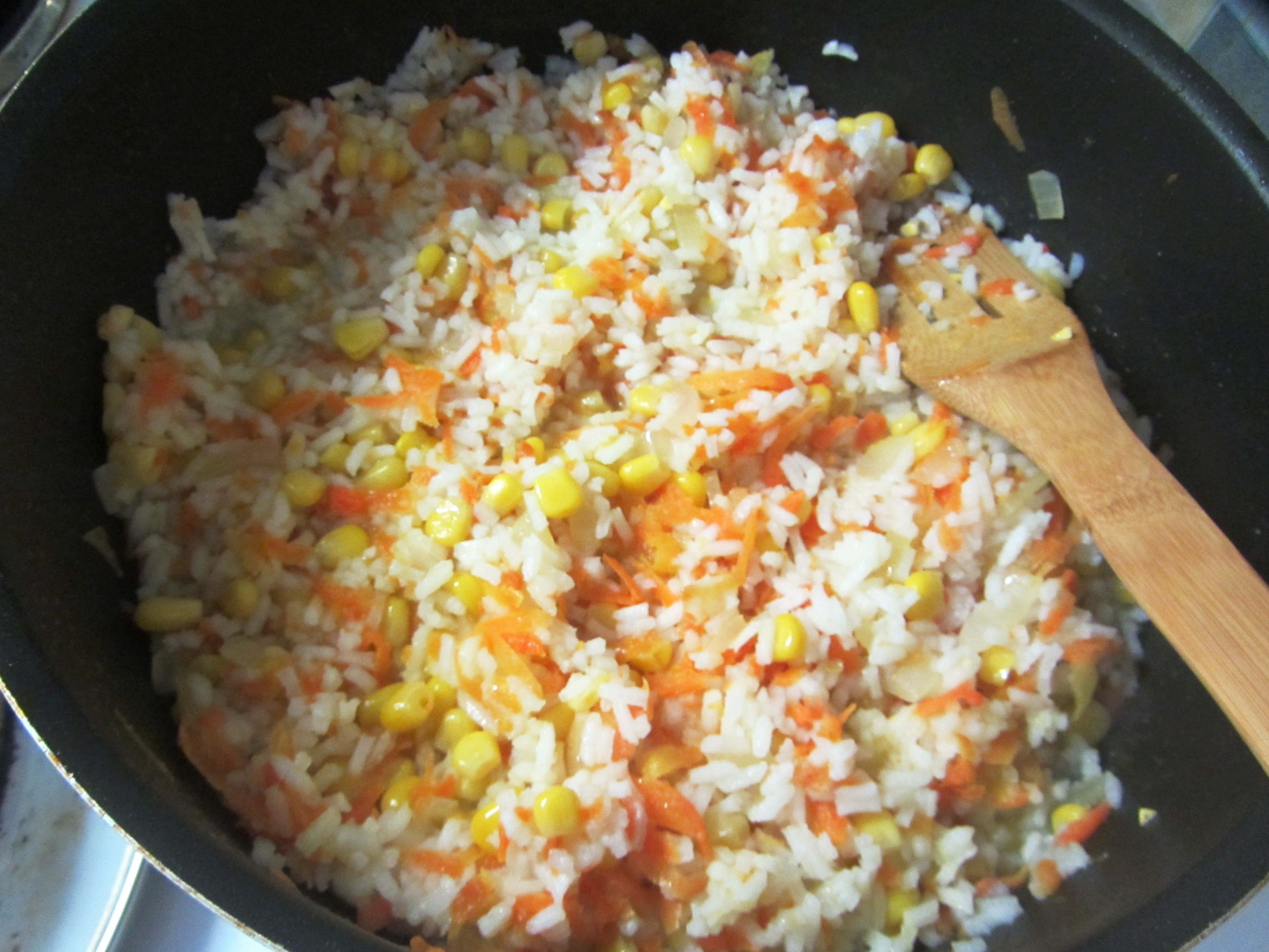 Рис курица лук морковь. Рис с кукурузой и морковью и луком. Рис с кукурузой и морковью. Кукуруза лук морковка и рис. Рис с морковкой и кукурузой.
