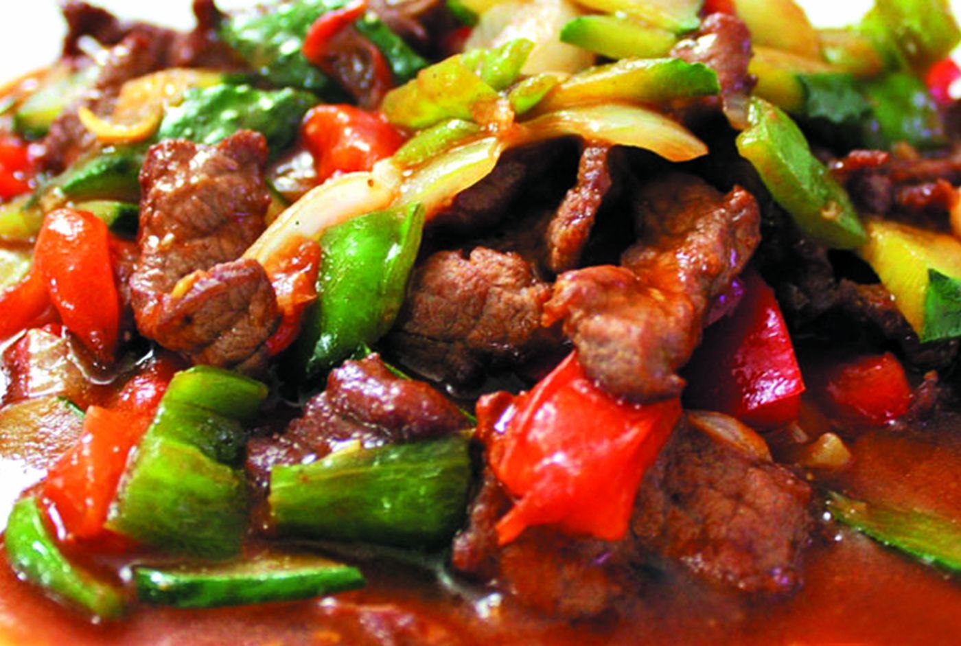 Мясо со овощами. Мясо по тайски из свинины. Говядина по-тайски с овощами. Говядина с овощами по-китайски. Мясо по-тайски с болгарским перцем.