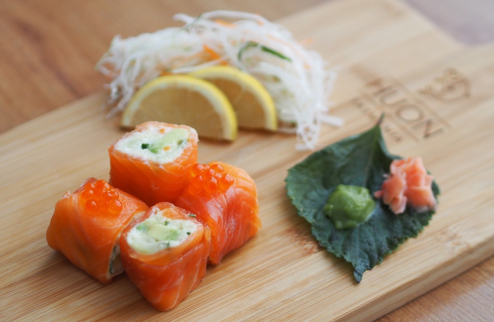 Роллы с форелью. Sushi with Salmon. Salmon Sashimi Recipe. Smoked Salmon.