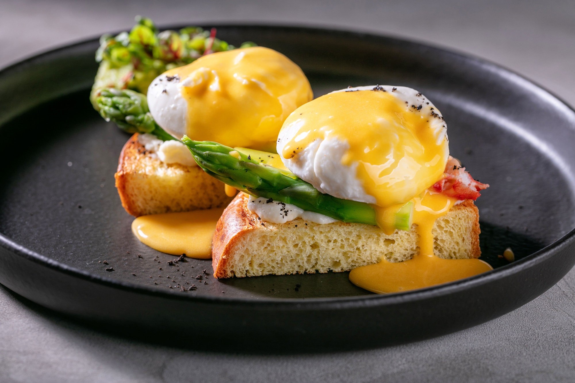 Яйцо пашот способы. Яйцо пашот. Завтрак с яйцом пашот. Завтрак с лососем и яйцом пашот.
