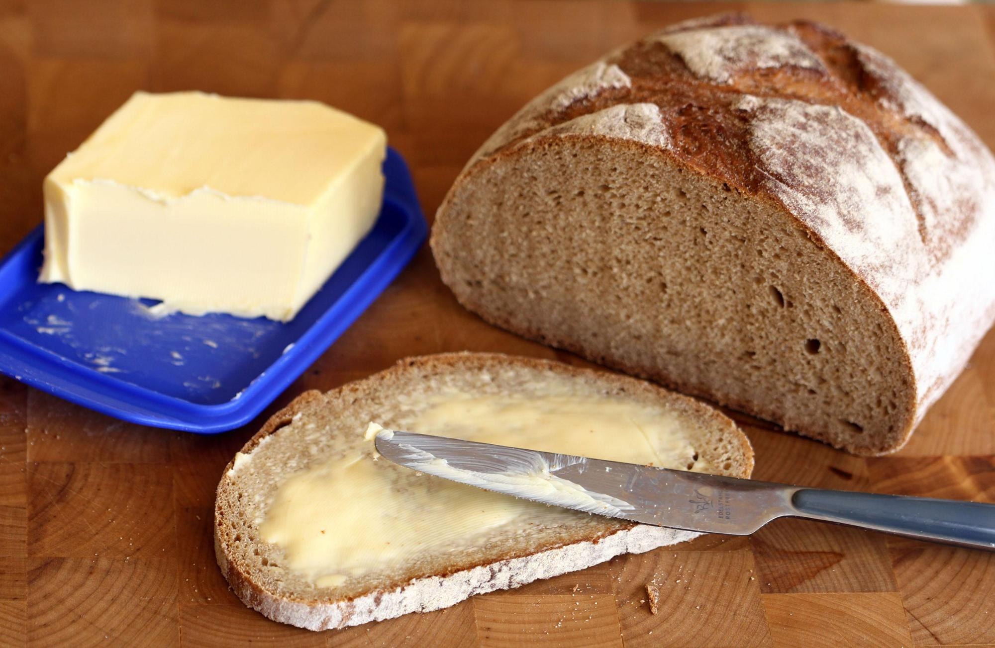 Можно ли есть масло с хлебом. Хлеб с маслом. Сливочное масло на хлебе. Черный хлеб с маслом. Бутерброд с маслом.