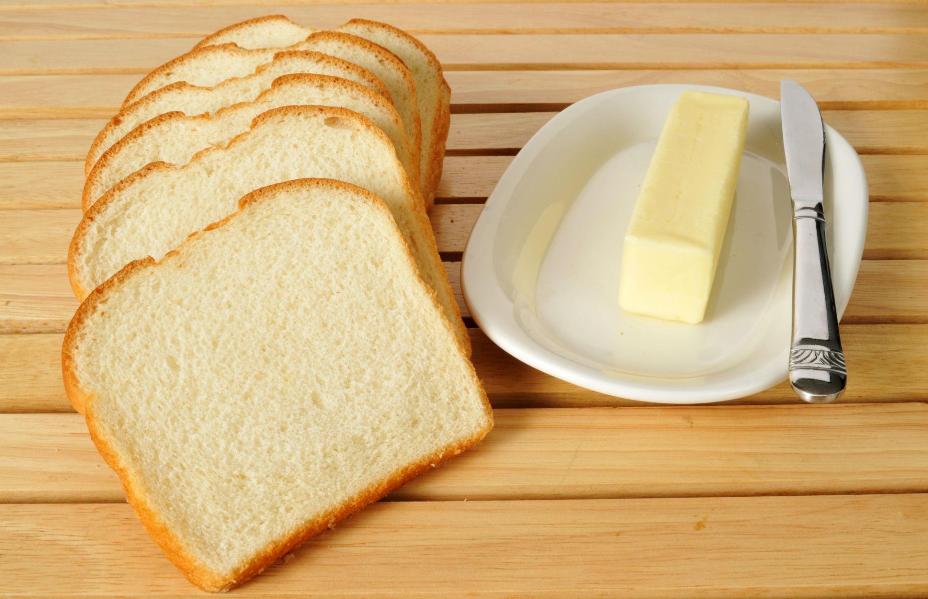 Хлеб с маслом польза. Бутерброд с маслом. Хлеб с маслом. Бутерброд хлеб с маслом. Сливочное масло на хлебе.