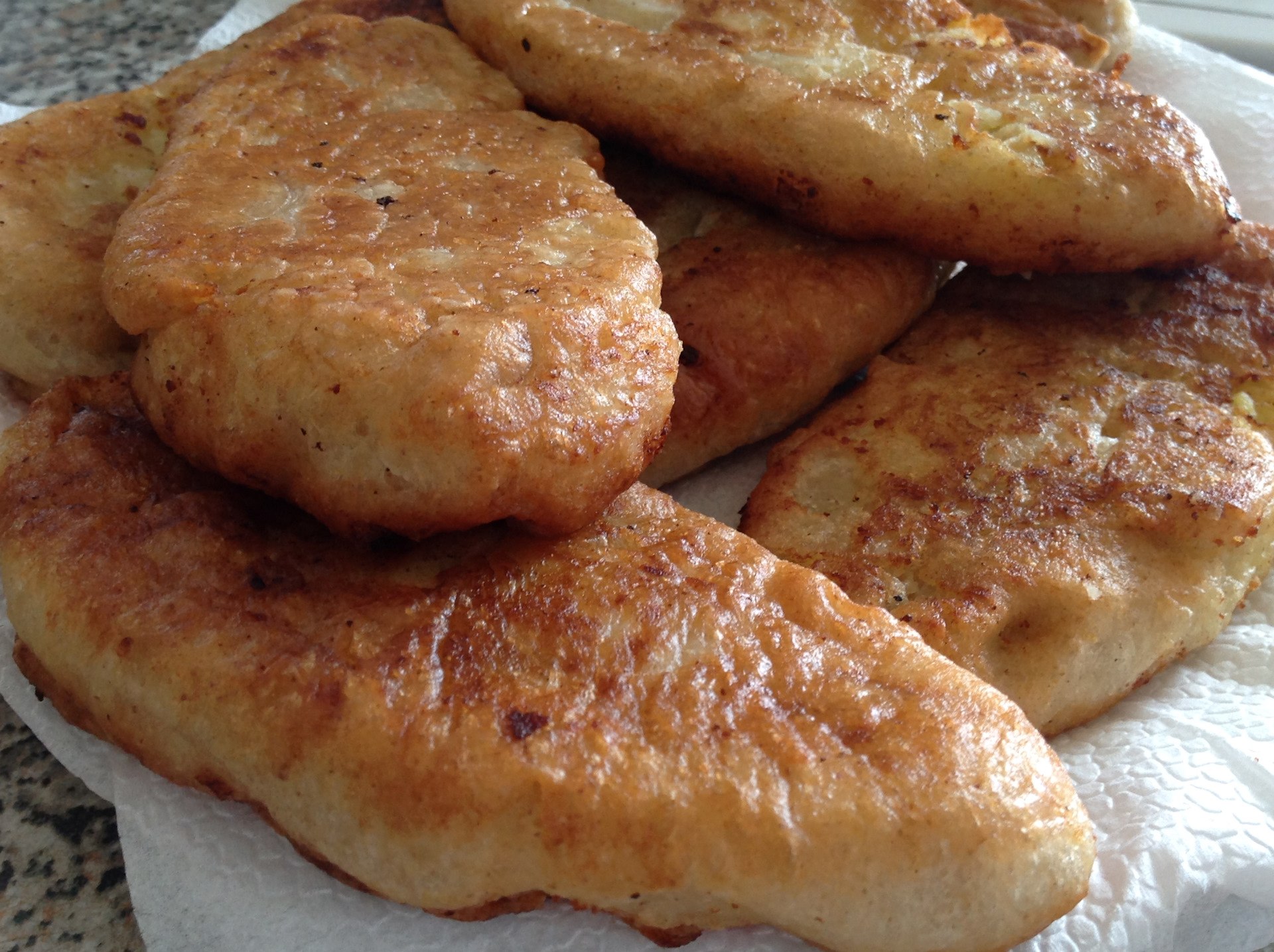 Пирожки на кислом. Тонкие жареные пирожки с мясом. Школьные пирожки жареные. Жареные пирожки на шпажках. Пирожки как в детстве.