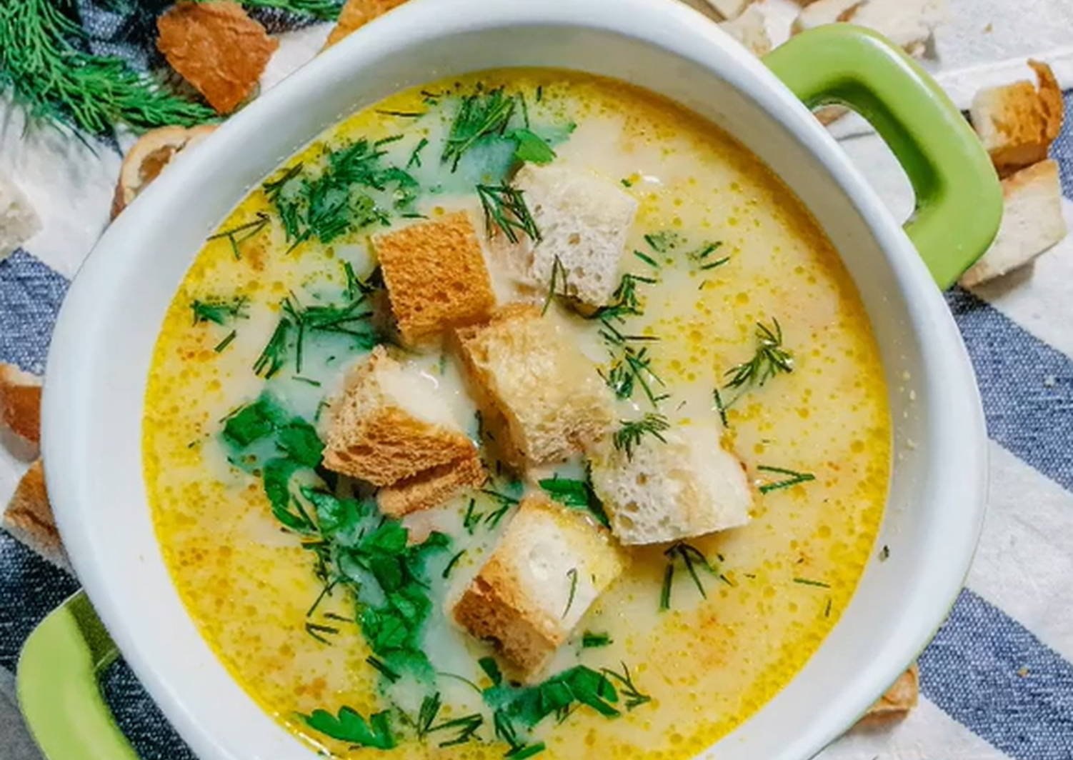 Суп с укропом. Сырный рыбный суп. Сливочно сырный суп. Сырный суп с рыбой. Суп со сливочным сыром.