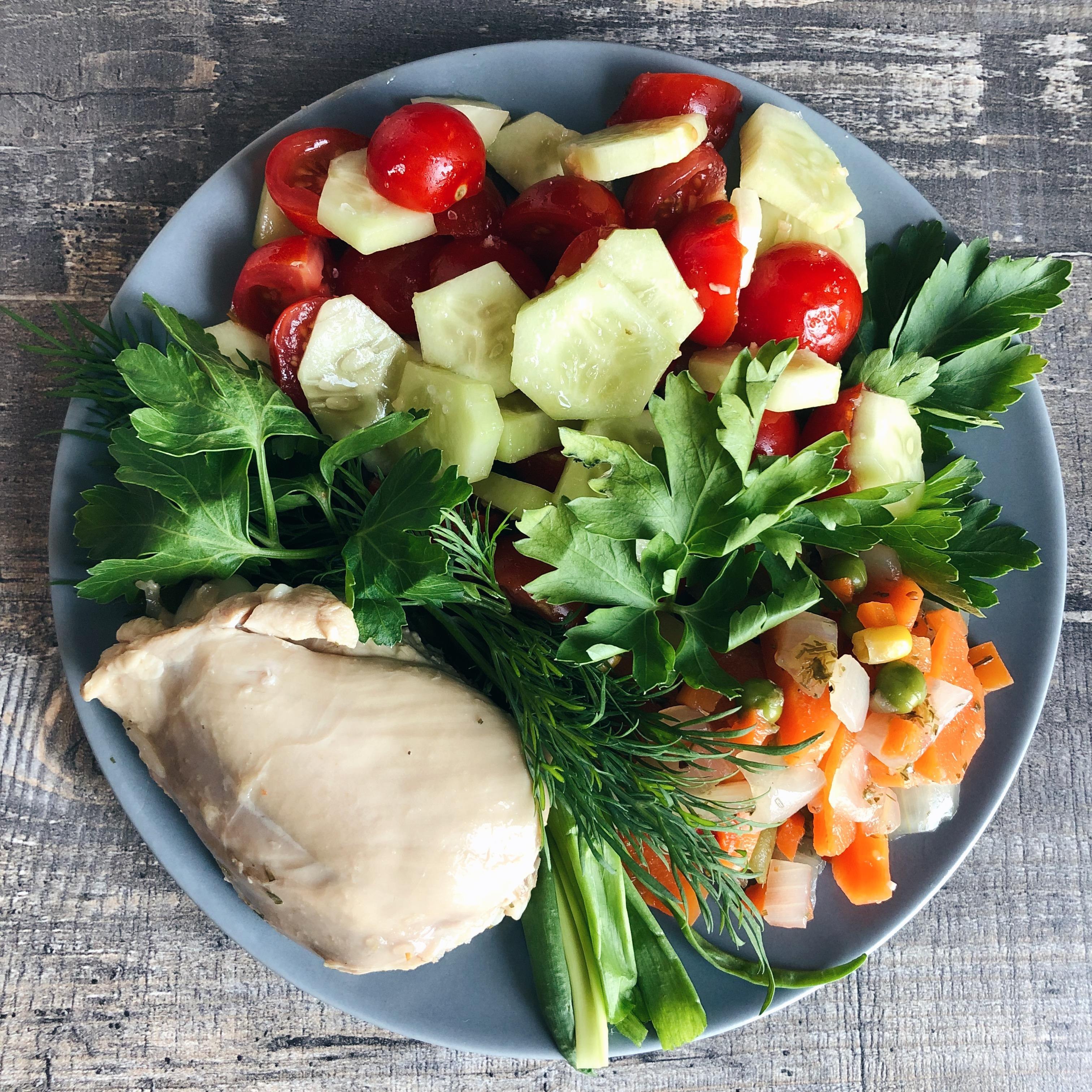 Салат с грудкой и овощами. Салат с вареными овощами. Рыба с салатом из овощей. Куриная грудка с овощным салатом. Отварная грудка с овощами.
