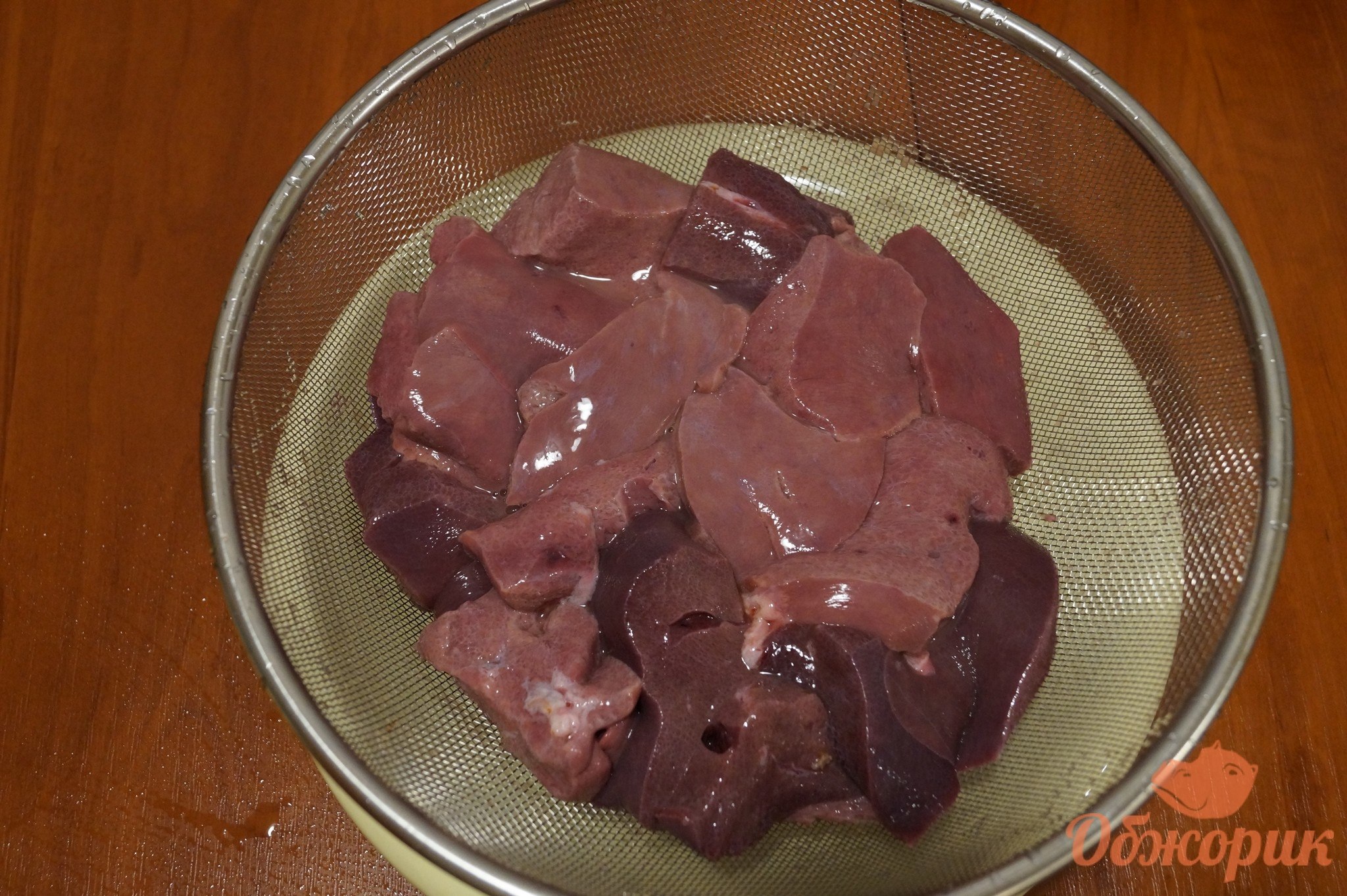 Рецепты свиной печени на сковороде простые. Приготовление свиной печени. Печень свиная жареная. Печенка нарезанная свинина.