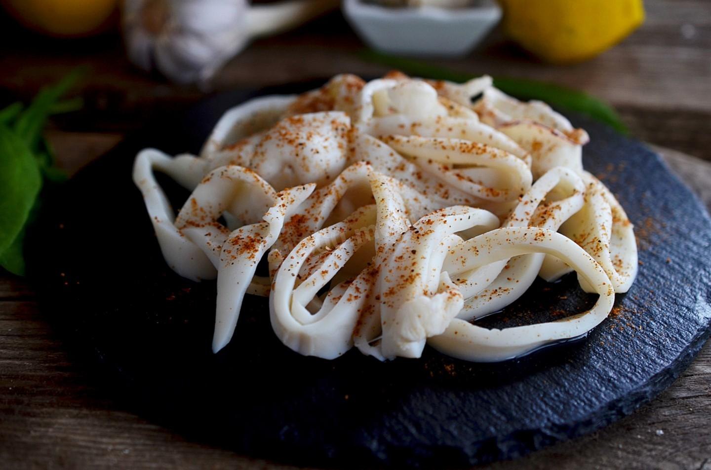 Кальмары вкусный рецепт с фото. Кальмар. Кальмар еда. Блюда из кальмаров. Запеченные кальмары.