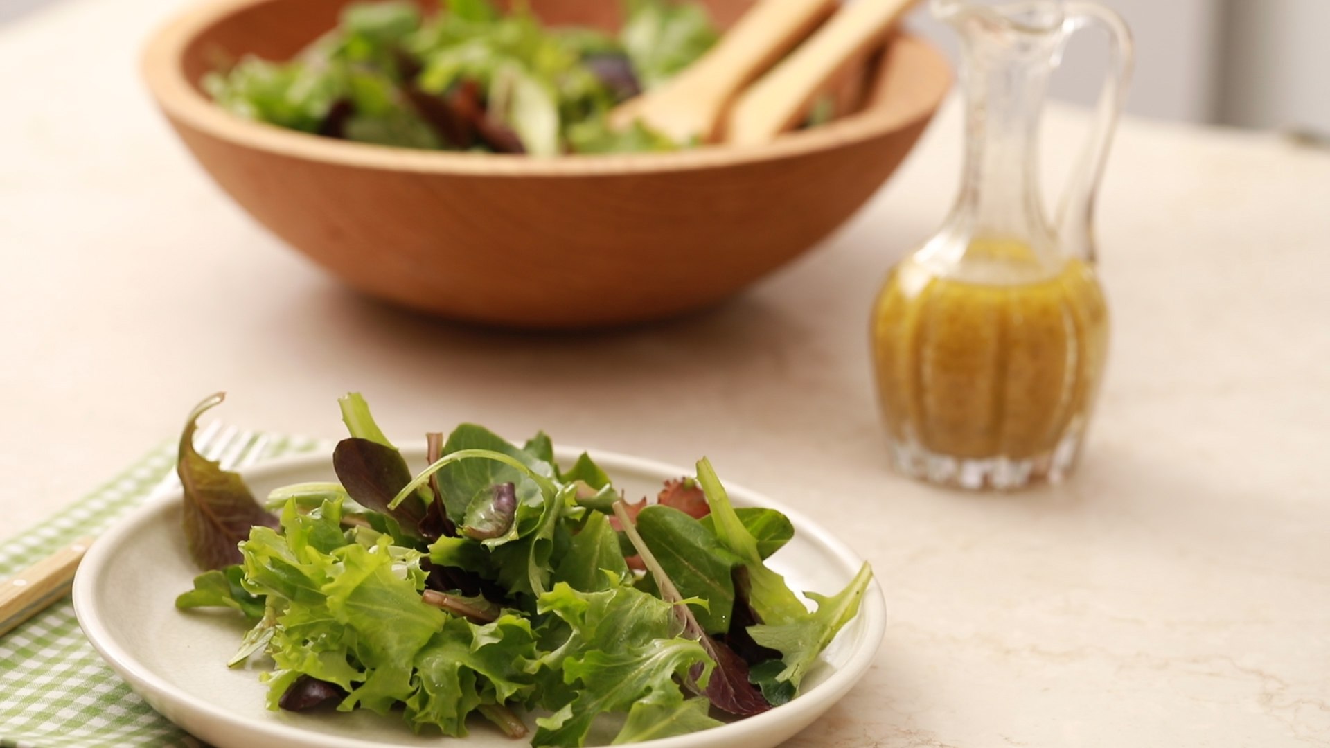 Салат с оливковым маслом. Овощной салат с оливковым маслом. Оливковое масло. Салат орегано.