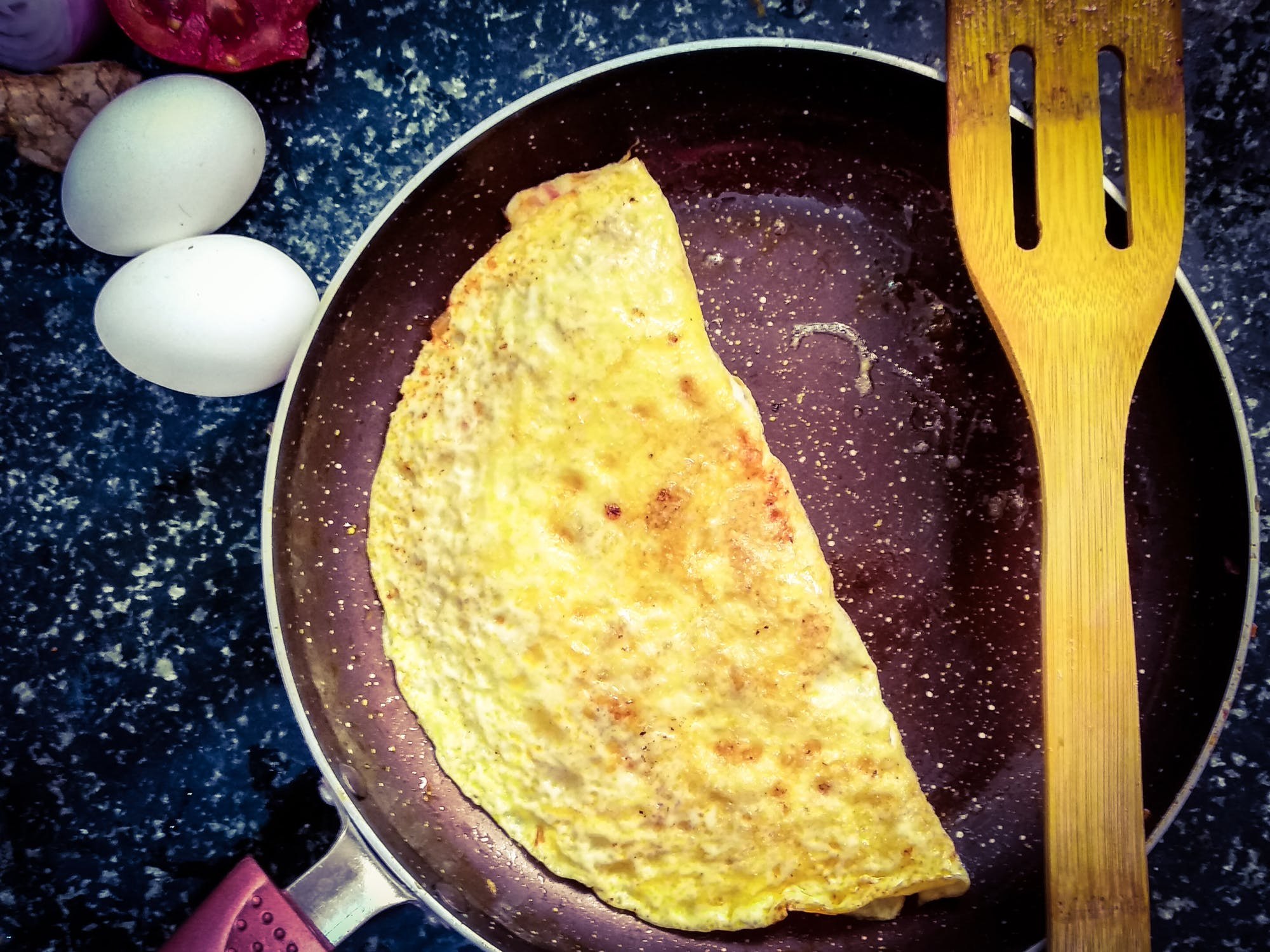 Омлет простой рецепт на сковороде. Омлет. Омлет с сыром на сковороде. Омлет с хрустящей сырной корочкой. Омлет из яиц на сковороде.