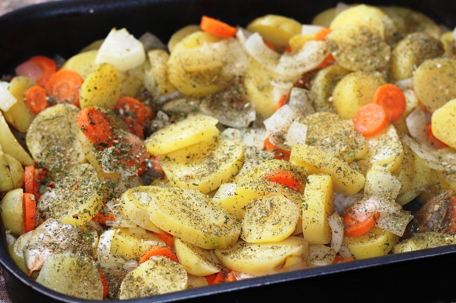 Рецепт картошки в духовке с морковью. Картофель с овощами в духовке. Картофель с овощами в духовке запеченные. Говядина с картошкой в духовке. Картошка с мясом и овощами в духовке.