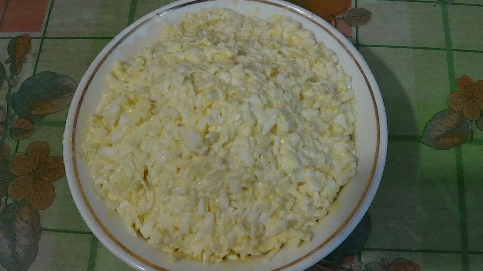 Приготовить сыр с чесноком и майонезом. Салат с плавленным сыром и яйцом. Салат с плавленным сыром и чесноком. Салат сыр яйцо. Салат с сырками плавленными и яйцом.