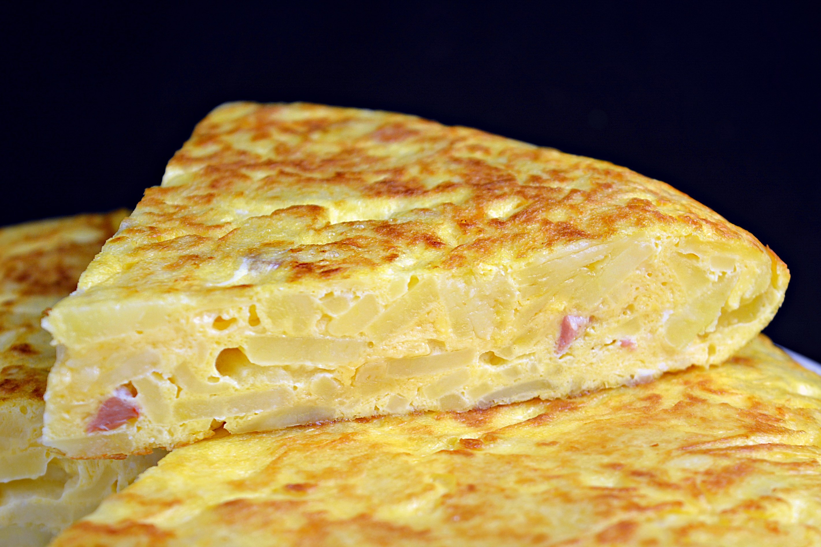 Пышный омлет на сковороде. Тортилья де патата. Испанский омлет «Tortilla de patatas». Картофельная Тортилья. Мадридская Тортилья.