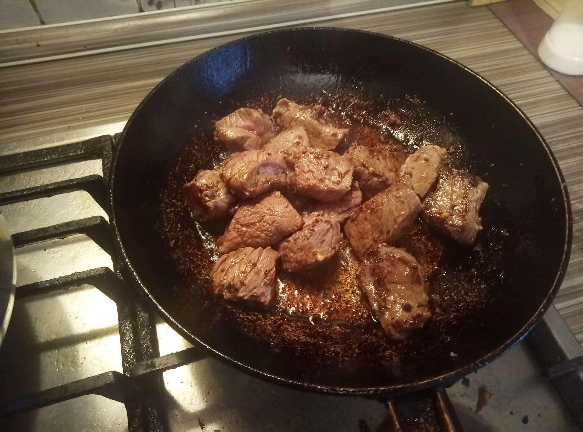 Мясо лося как приготовить мягким и сочным. Блюда из лосятины в домашних. Вкусное блюдо из лосятины. Лосятина на сковородке.