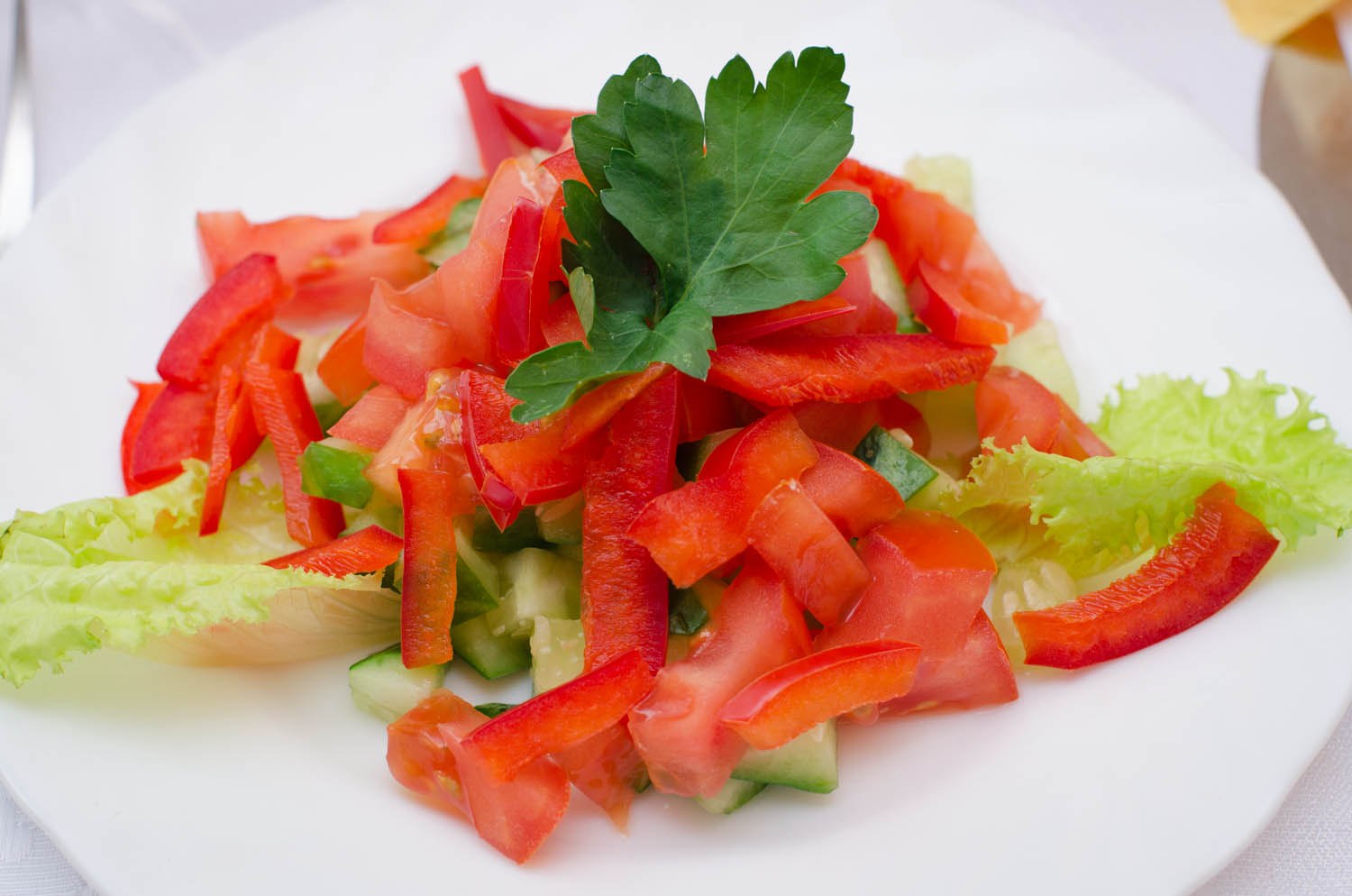 Салат из овощей огурец и помидор