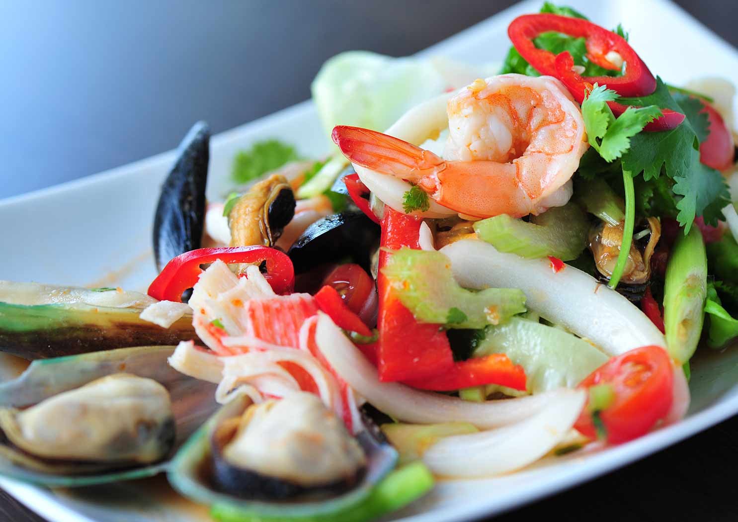 Салат из морской рецепт с очень. Салат с морепродуктами. Морепродукты с овощами. Салат морской коктейль. Салат с креветками и мидиями.