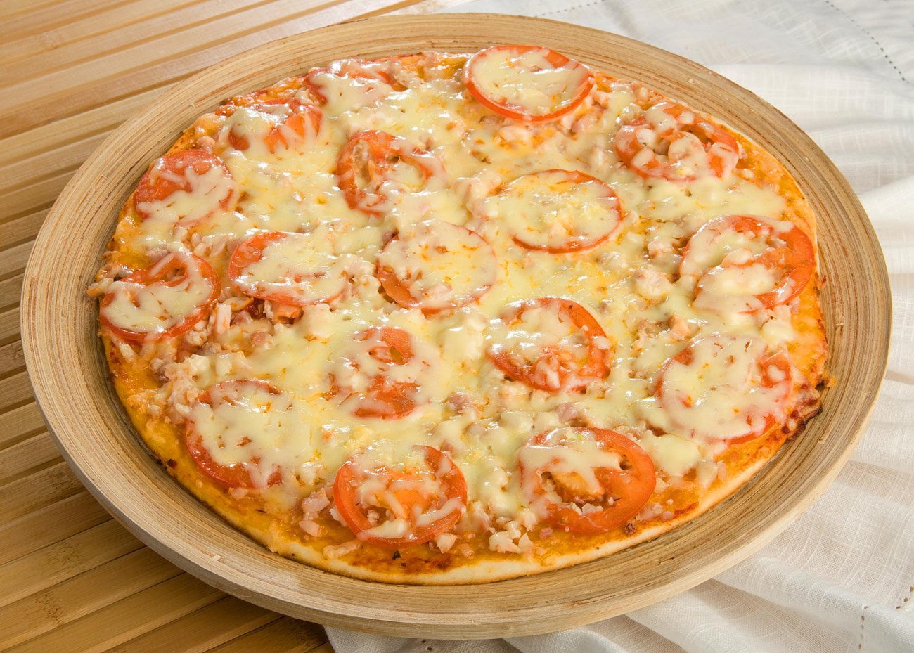 Пицца с курицей и сыром. Пицца с курицей. Пицца с помидорами. Пицца с копченой курицей. Пицца с помидорами и сыром.