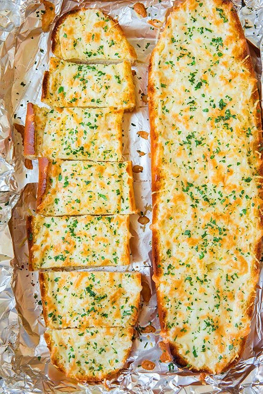 Чесночный хлеб с сыром