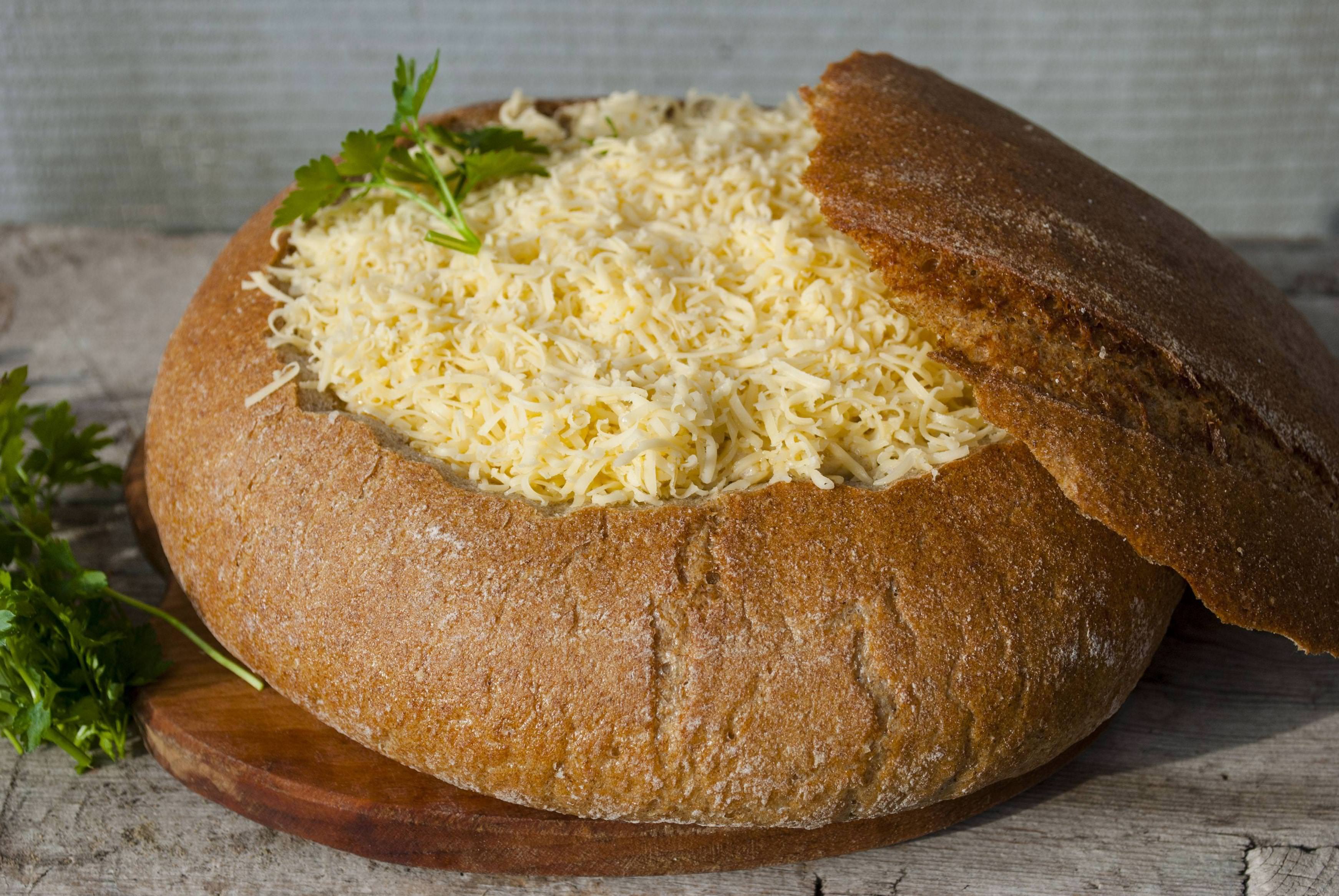 Черный хлеб простейшие рецепты. Фаршированный круглый хлеб. Блюда в булке хлеба. Блюда запеченные в хлебе. Салат в хлебе.