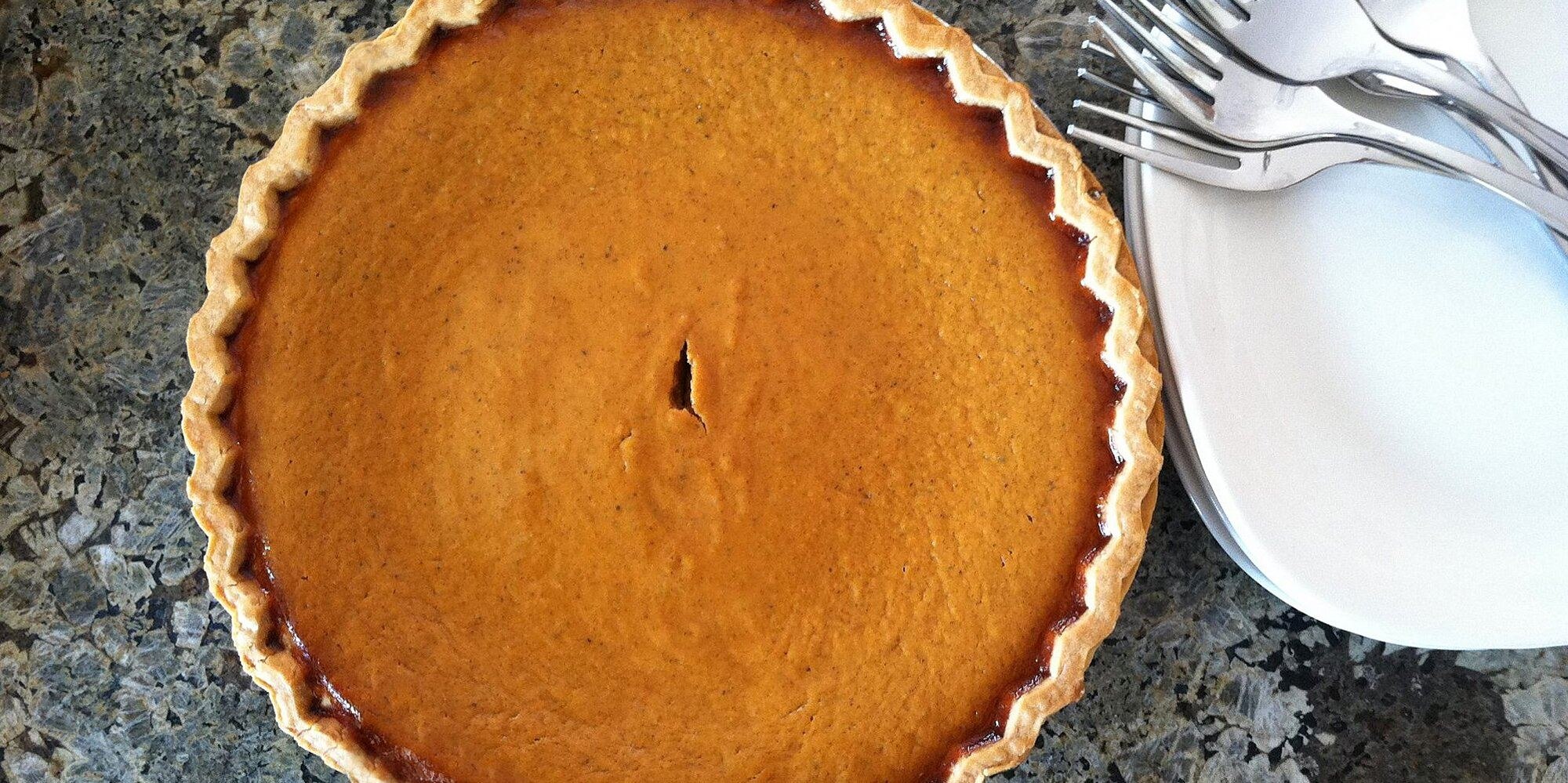 Пирог готов. На прозрачном тыквенный пирог. Ата Pumpkin pie. Форма для Pumpkin pie. Тыквенный пирог сгорела.