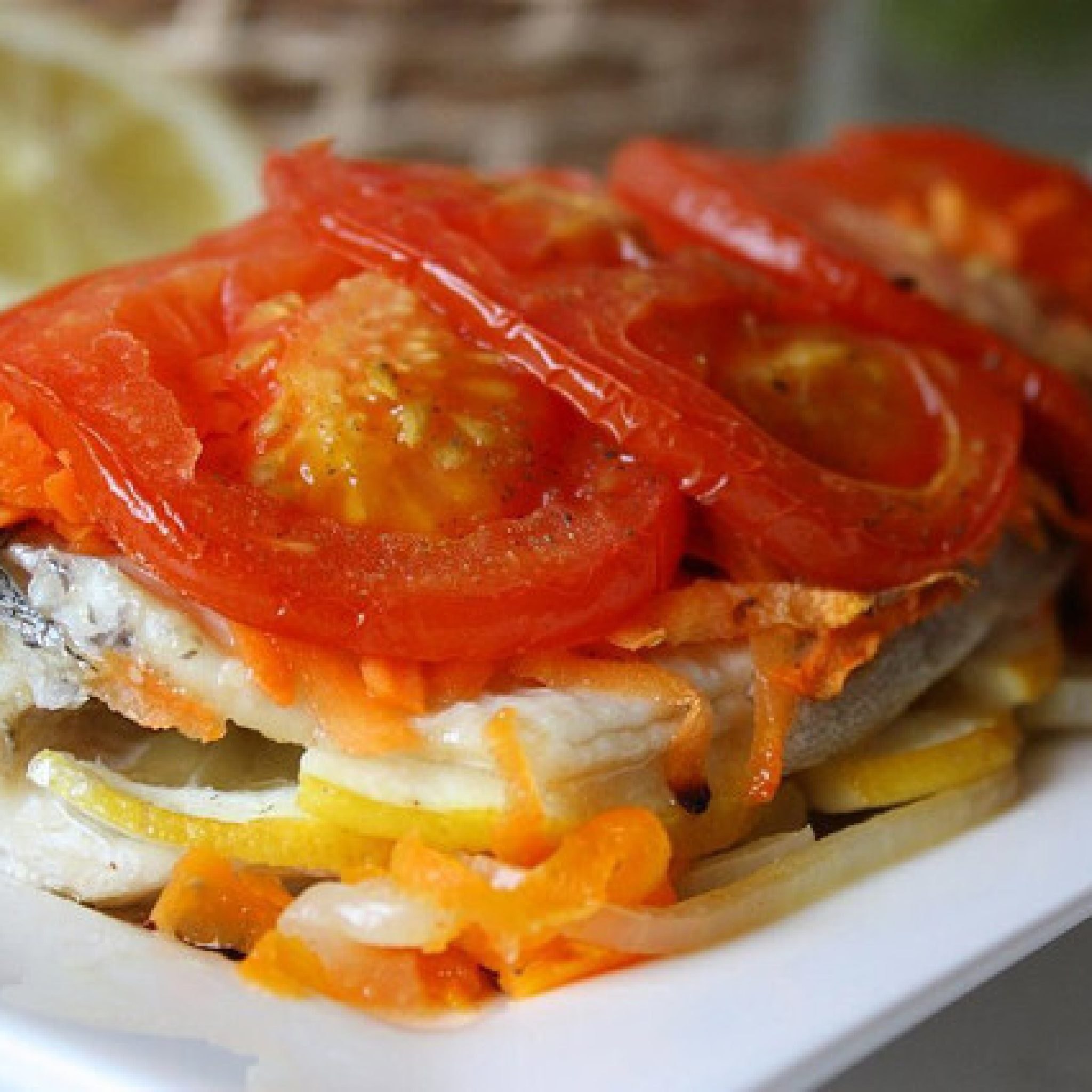 Рыба запеченная с помидорами и сыром. Рыба под овощами в духовке. Рыба запеченная с помидорами. Рыба под овощами запеченная в духовке. Рыба под маринадом а духовке с сыром.