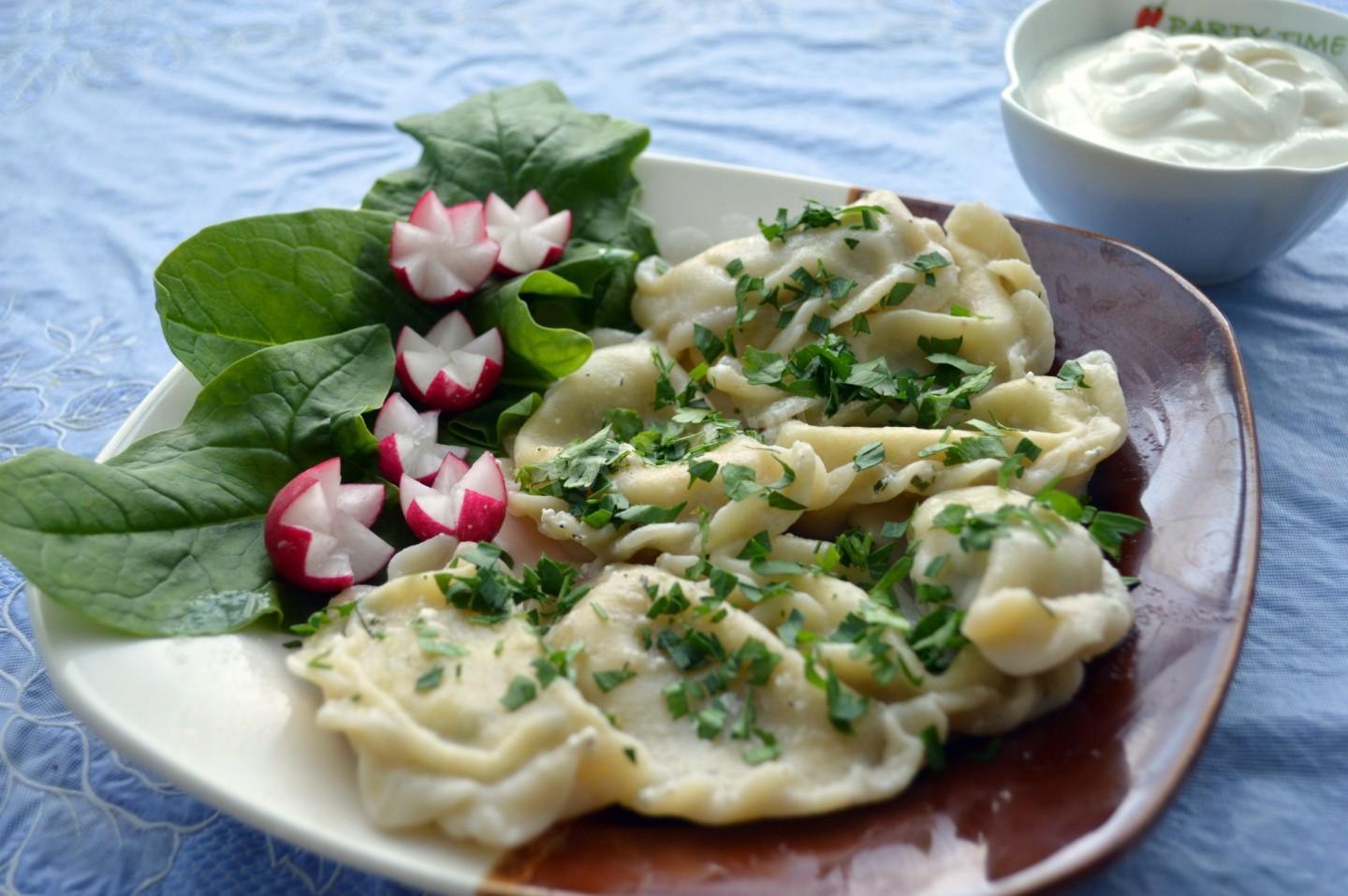 Замороженные вареники в микроволновке. Вареники с творогом и чесноком. Вареники в микроволновке. Запеченные вареники.