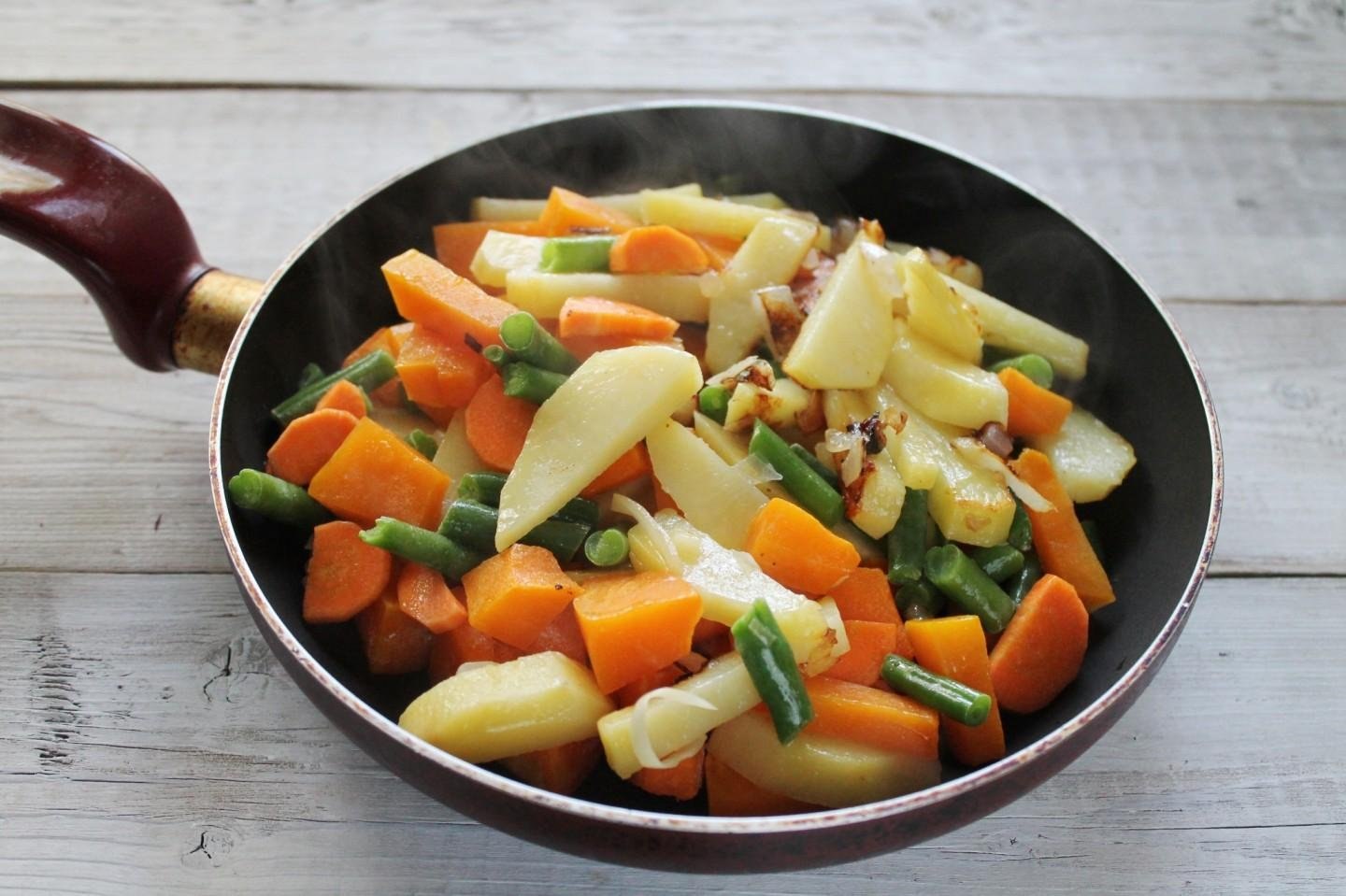 Тушеный картофель с морковью. Овощное рагу. Припущенные овощи. Тушеные овощи. Овощное рагу для детей.