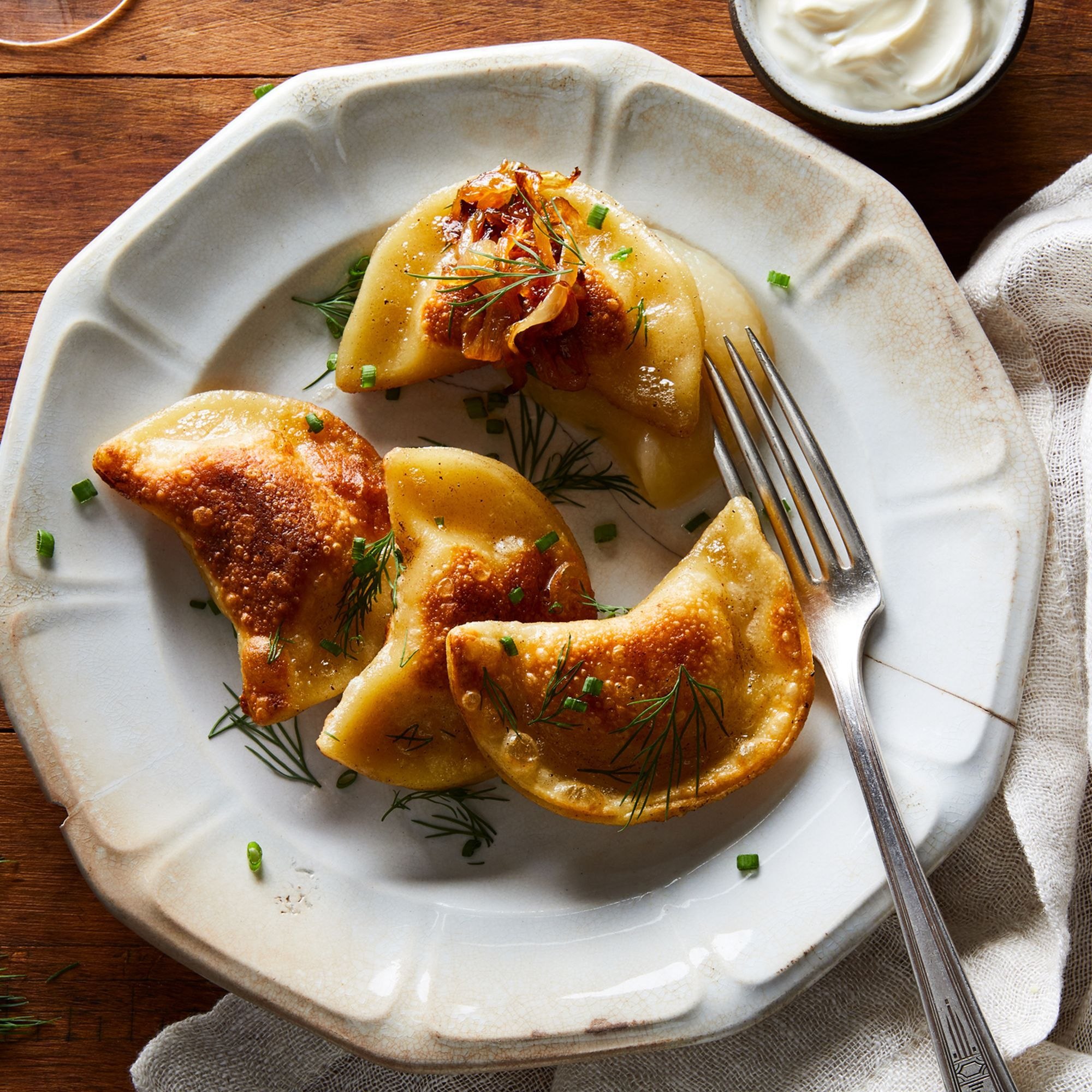 Жареные пельмени с сыром. Pierogi. Pierogi serving. Pierogi Recipe don't. Рецепты из картошки ресторан Мишлен.