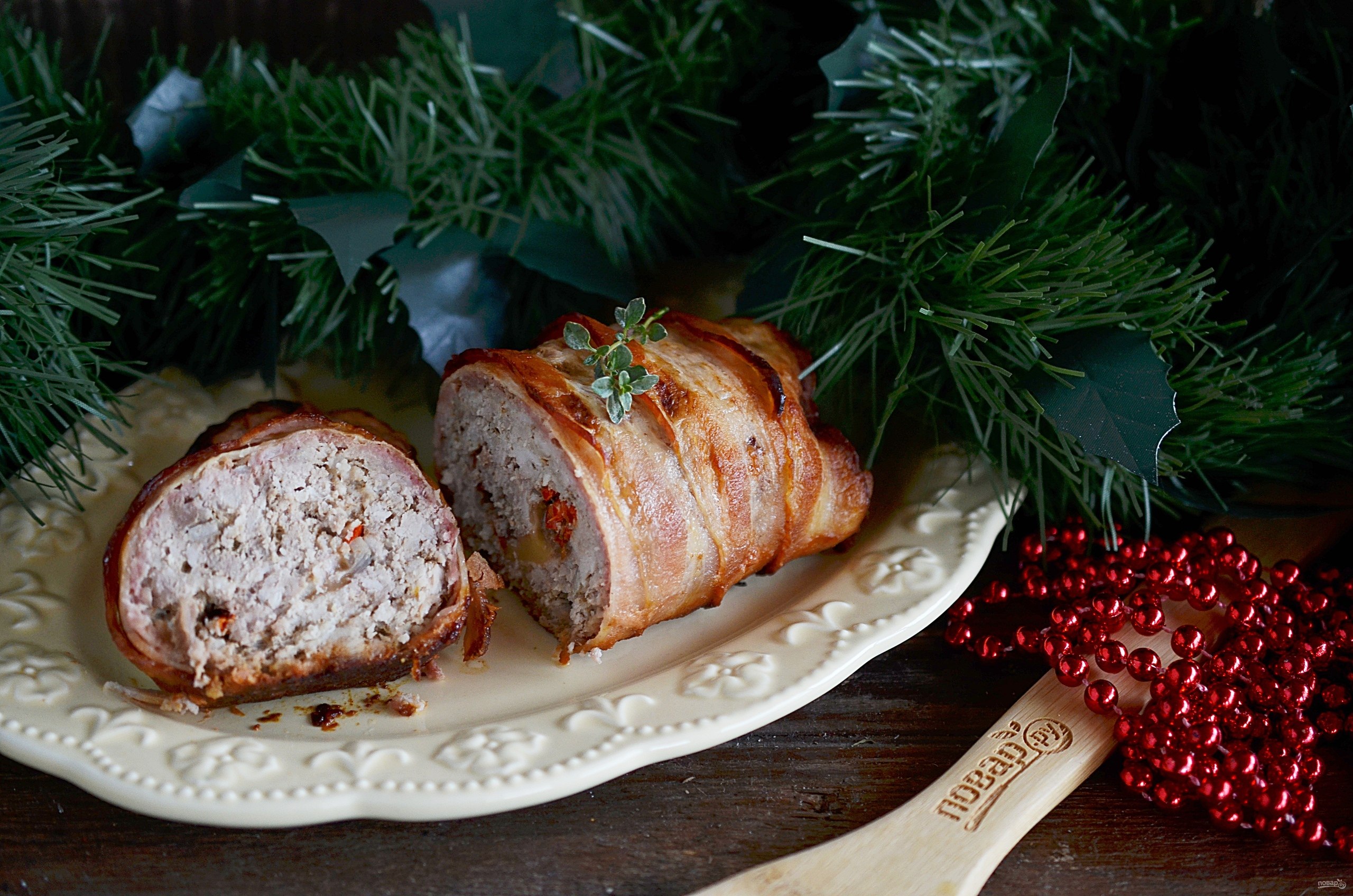 Новогодний рулет. Мясной рулет. Праздничный мясной рулет. Новогодний мясной рулет. Мясной рулет на новогодний стол.