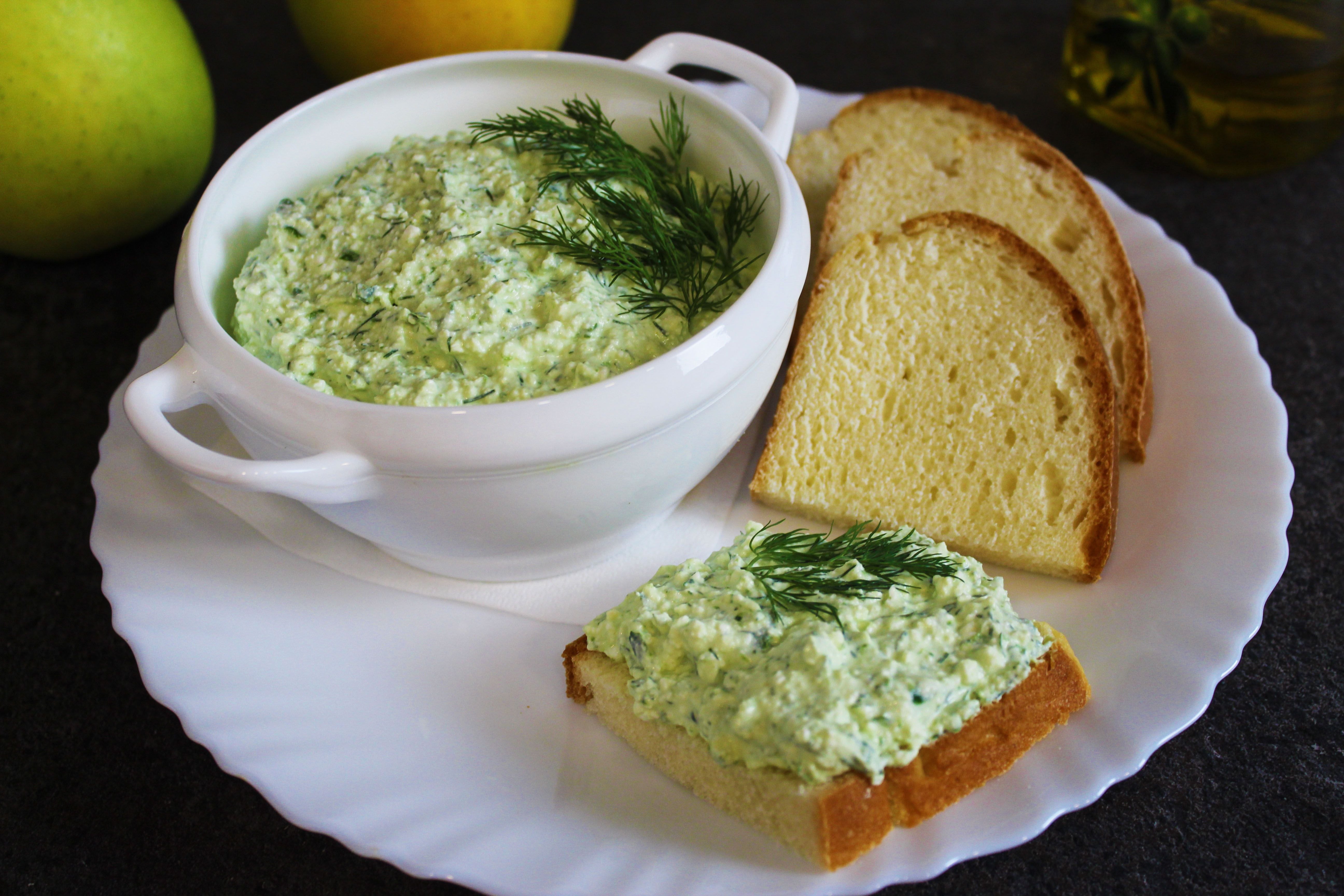 Постные намазки на хлеб рецепты. Творог с зеленью. Творог с сыром и зеленью. Паста из зелени для бутербродов. Творог с зеленью на завтрак.