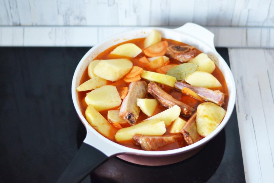 Тушеная картошка с копчеными ребрами