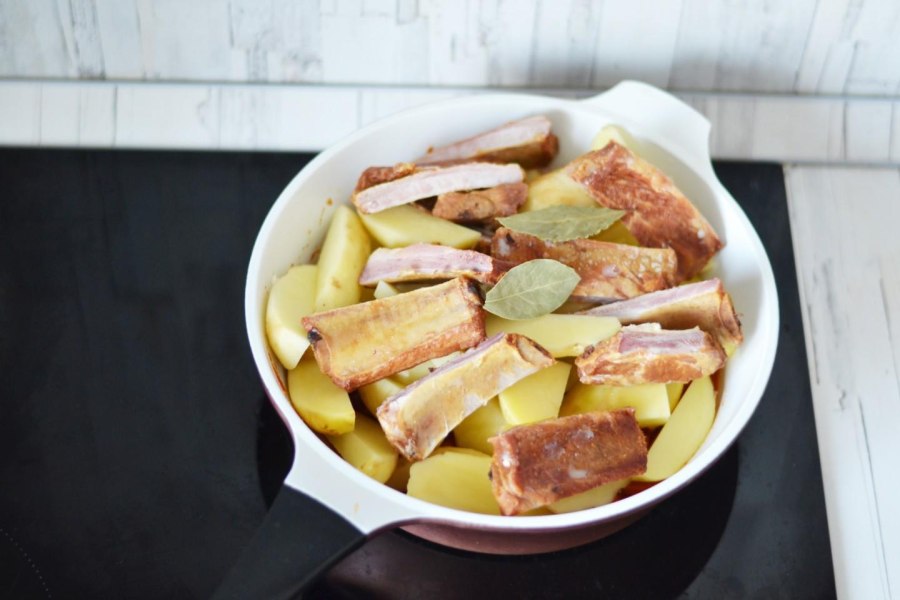 Копчёные рёбрышки с картошкой